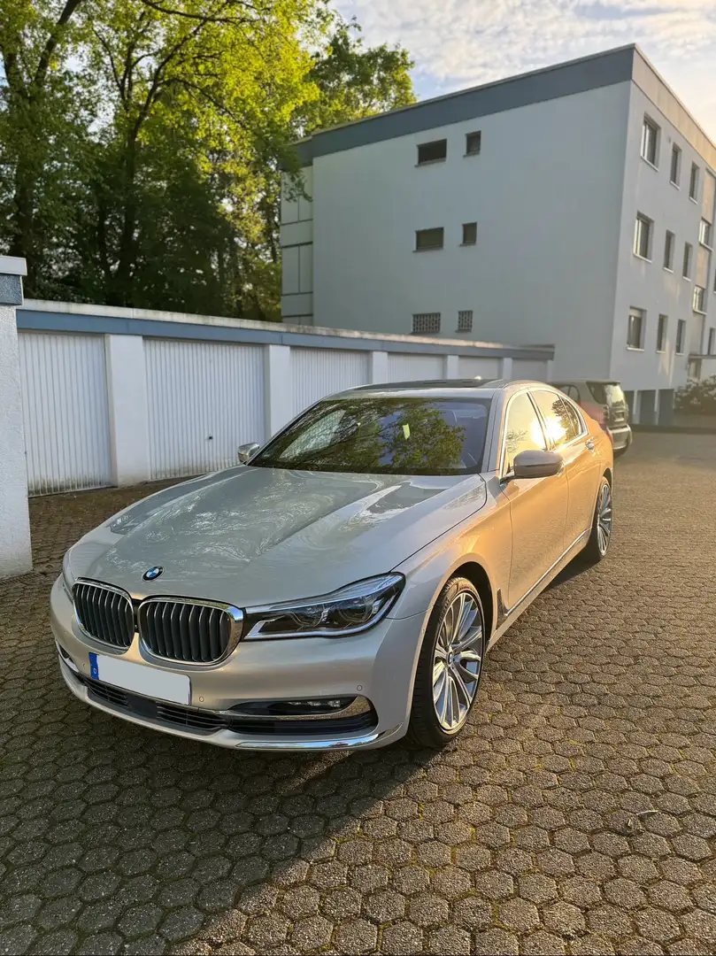 BMW 740 740d xDrive Stříbrná - 1