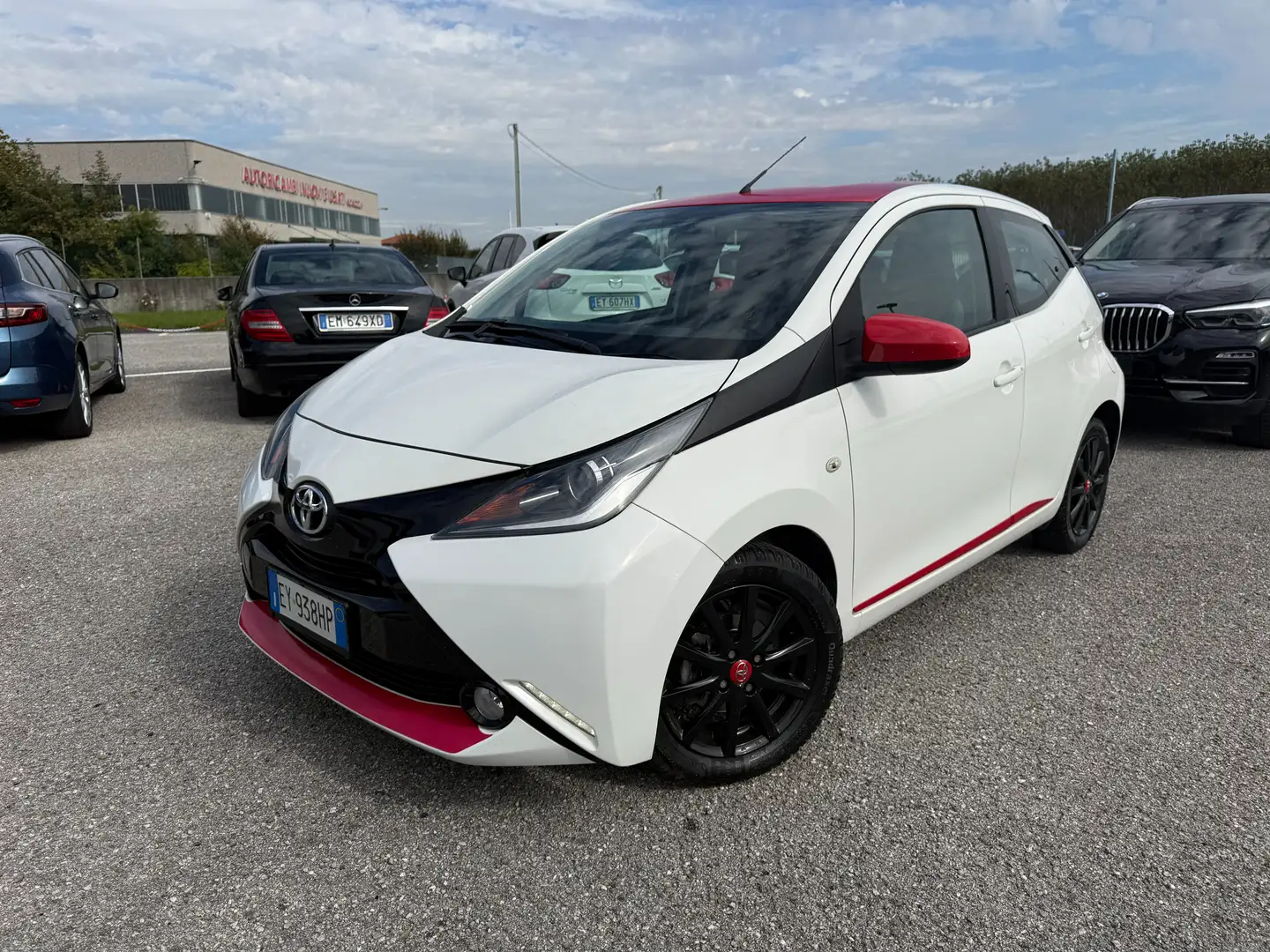 Toyota Aygo Aygo 2015 5p 1.0 Benz. x-play Blanc - 1