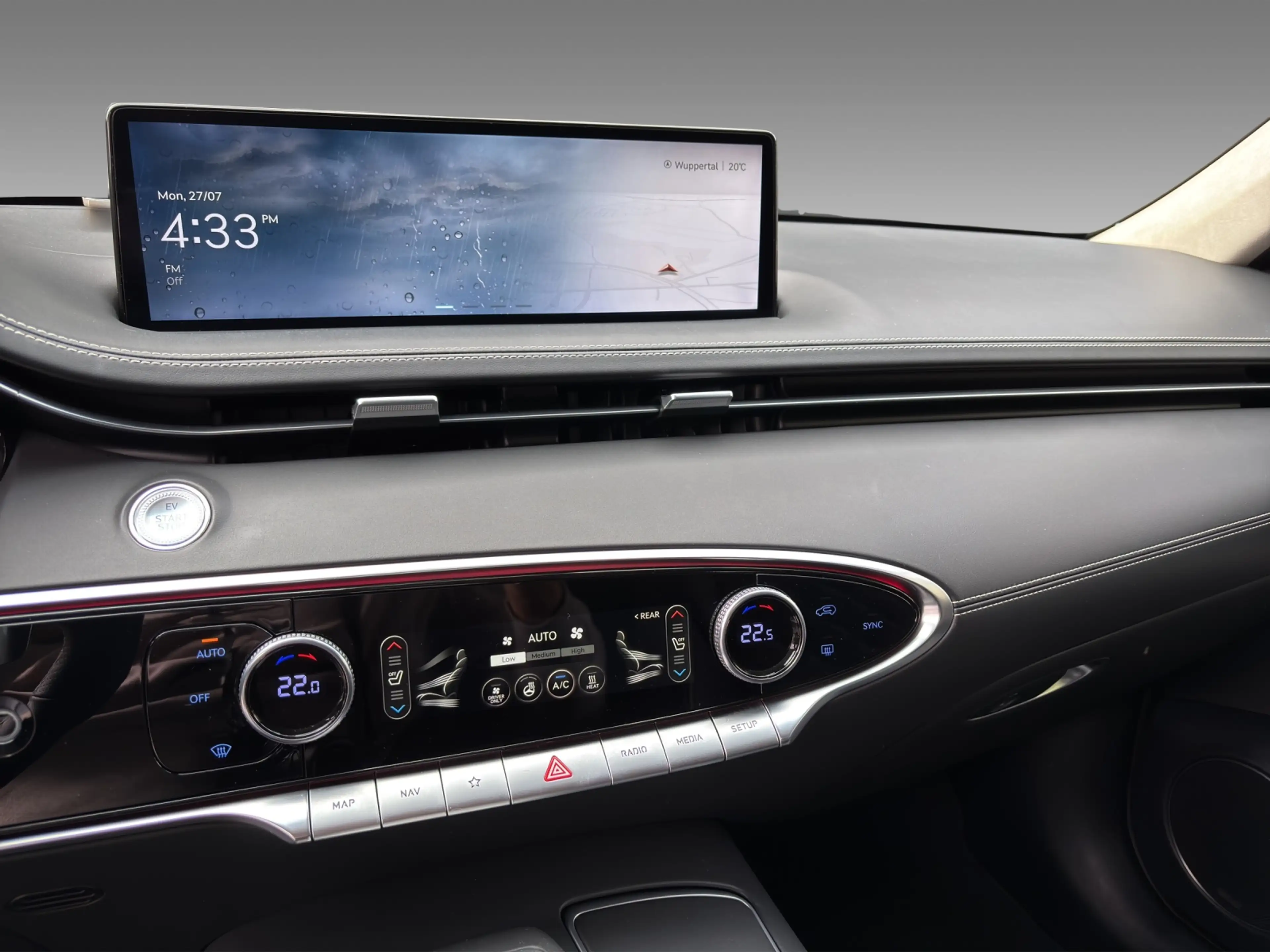 Genesis GV70 Sport Electrified 4WD Pano Massage 360° — photo 13