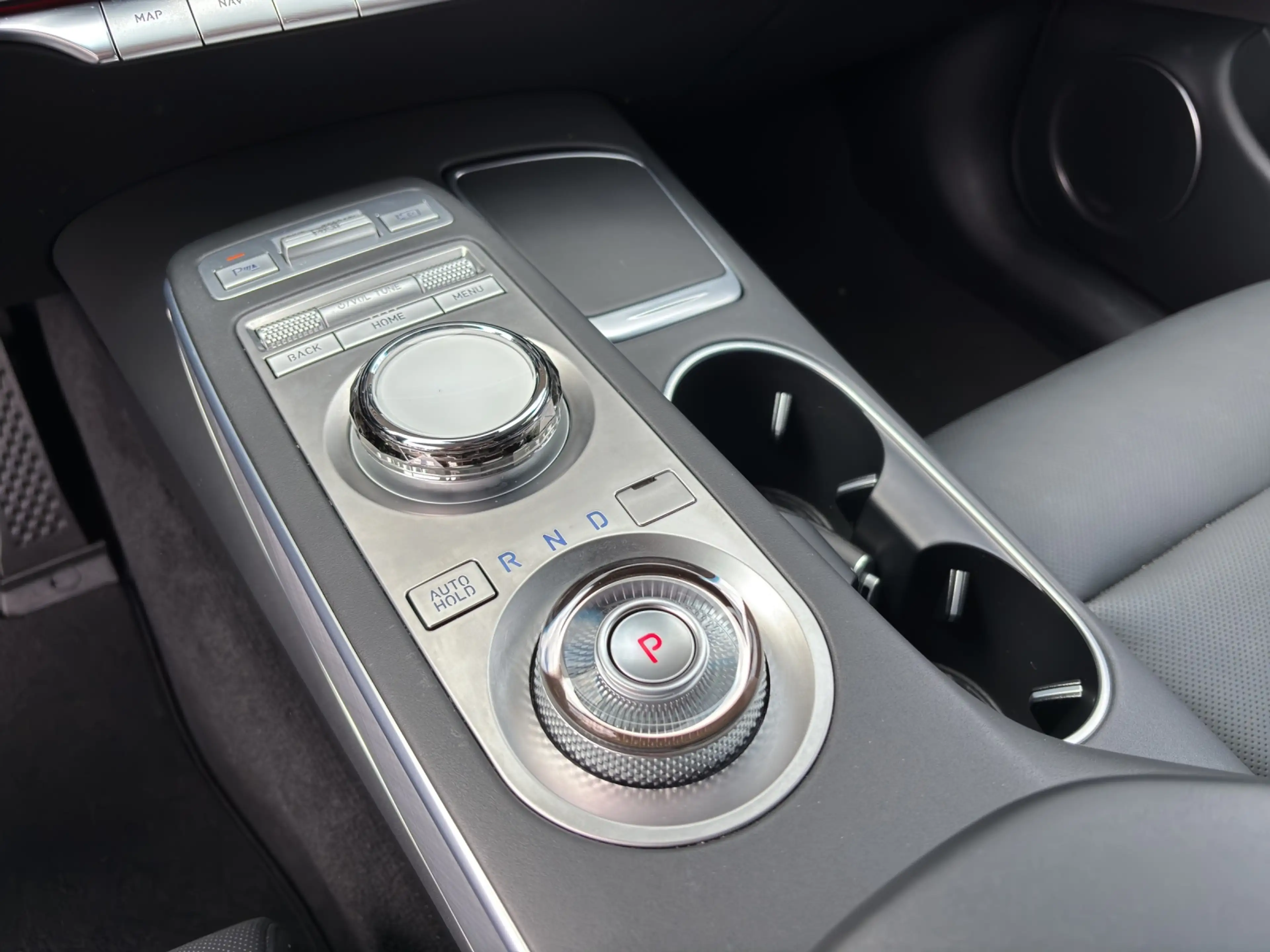 Genesis GV70 Sport Electrified 4WD Pano Massage 360° — photo 12