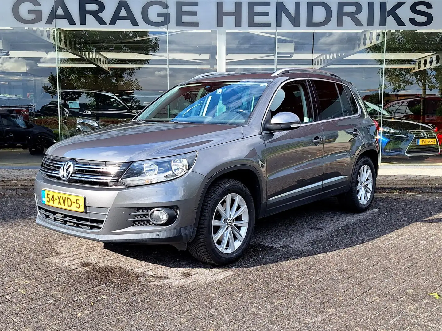 Volkswagen Tiguan 1.4 TSI Sport&Style | Navi | Trekhaak | All Season Gris - 1