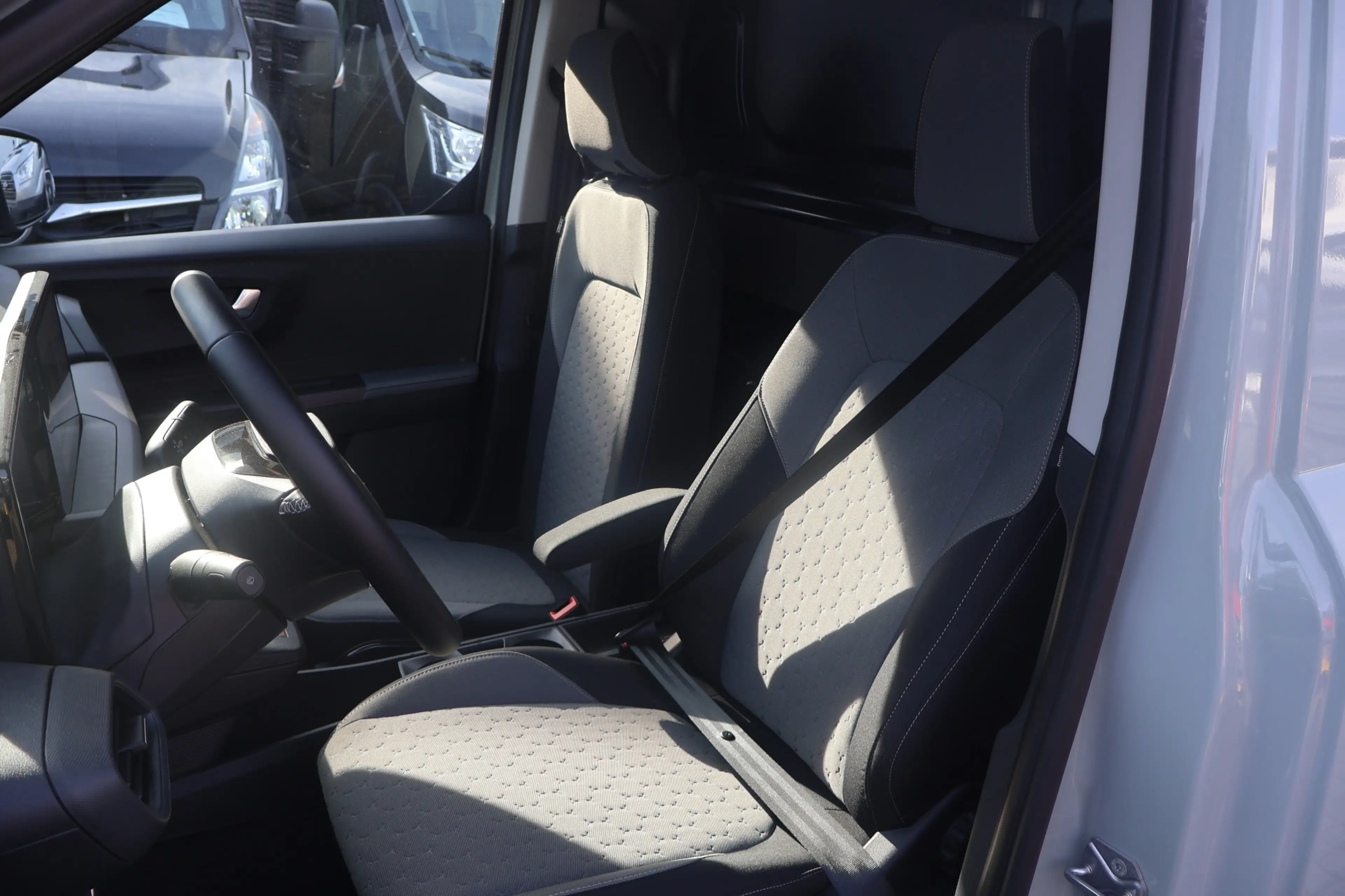 Ford Transit Courier E-Transit Limited 44 kWh Navigatie Airco — photo 2