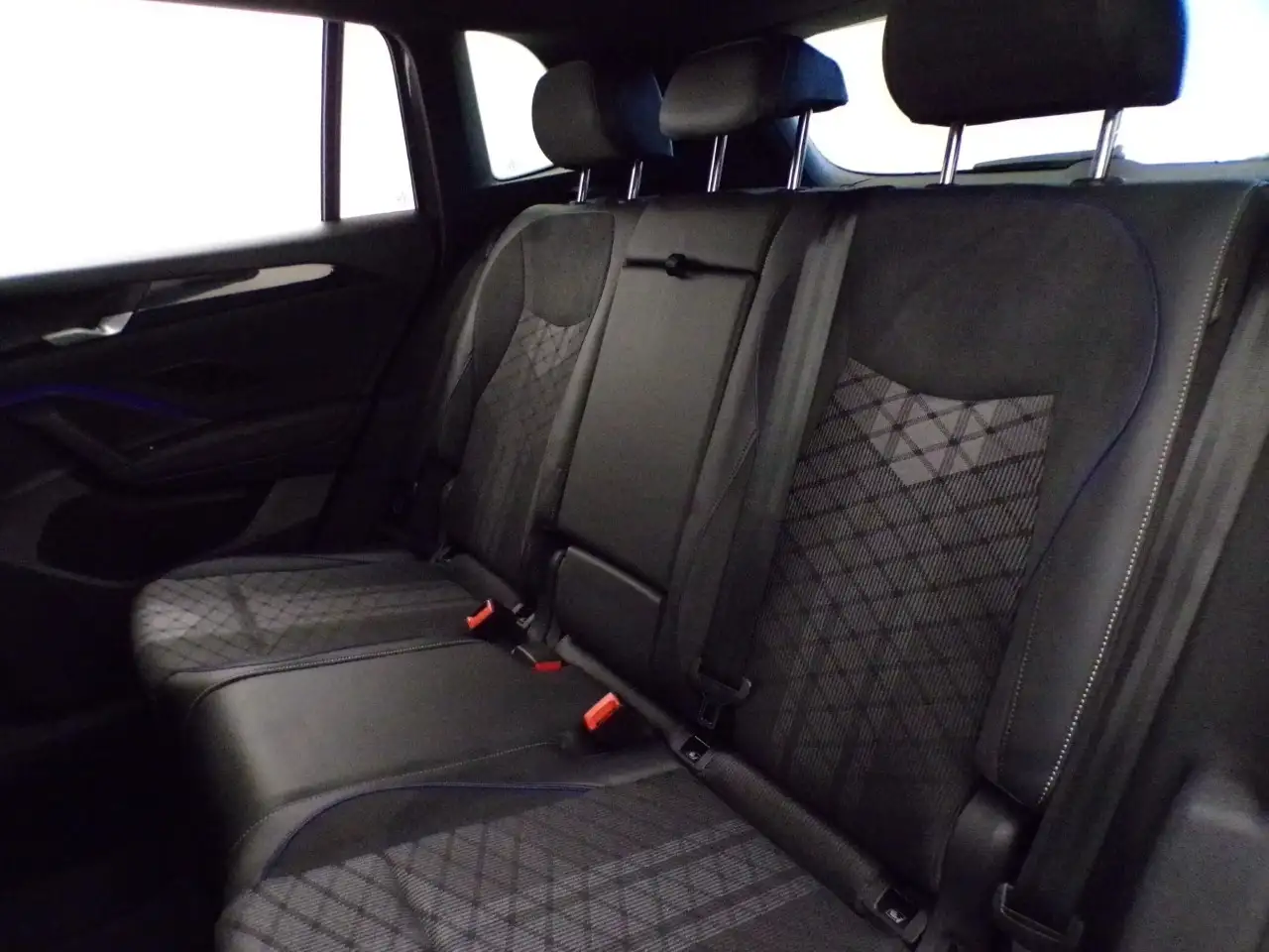 Volkswagen Tiguan III - Tiguan 2.0 tdi R-Line 150cv dsg 12