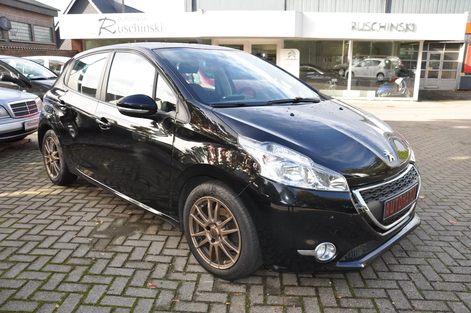 Peugeot 208 1,2 i Automatik Alufelgen 5 türig A/C Schwarz - 1