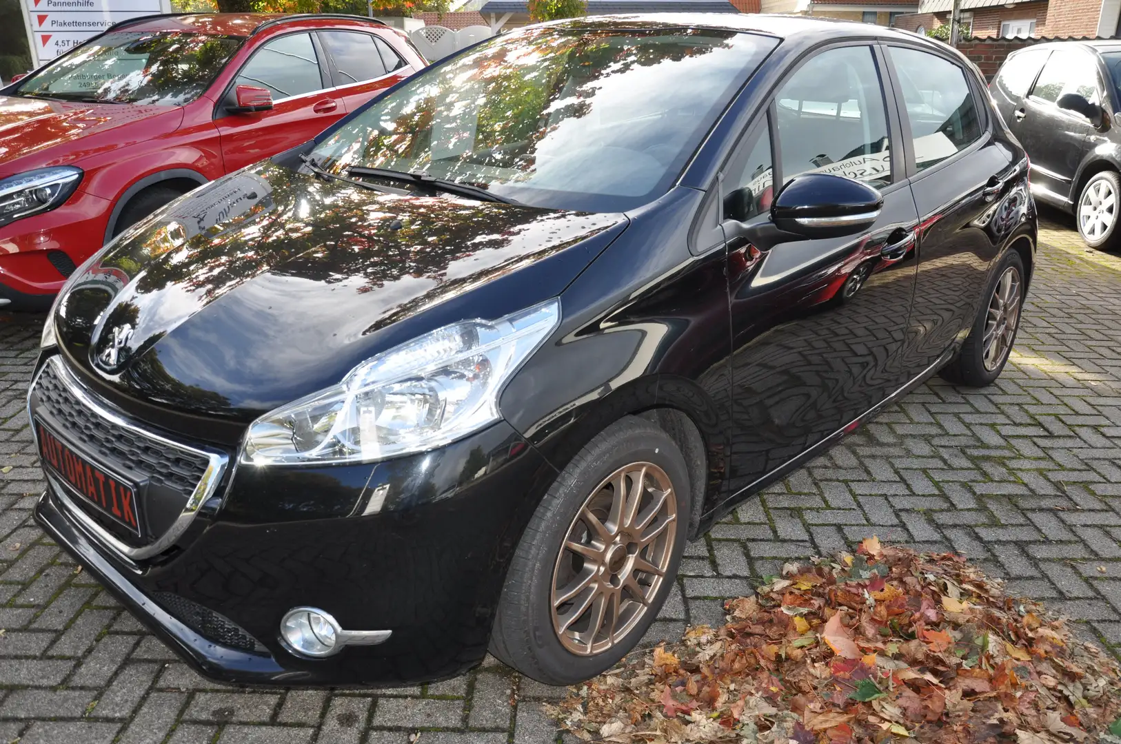 Peugeot 208 1,2 i Automatik Alufelgen 5 türig A/C Schwarz - 2