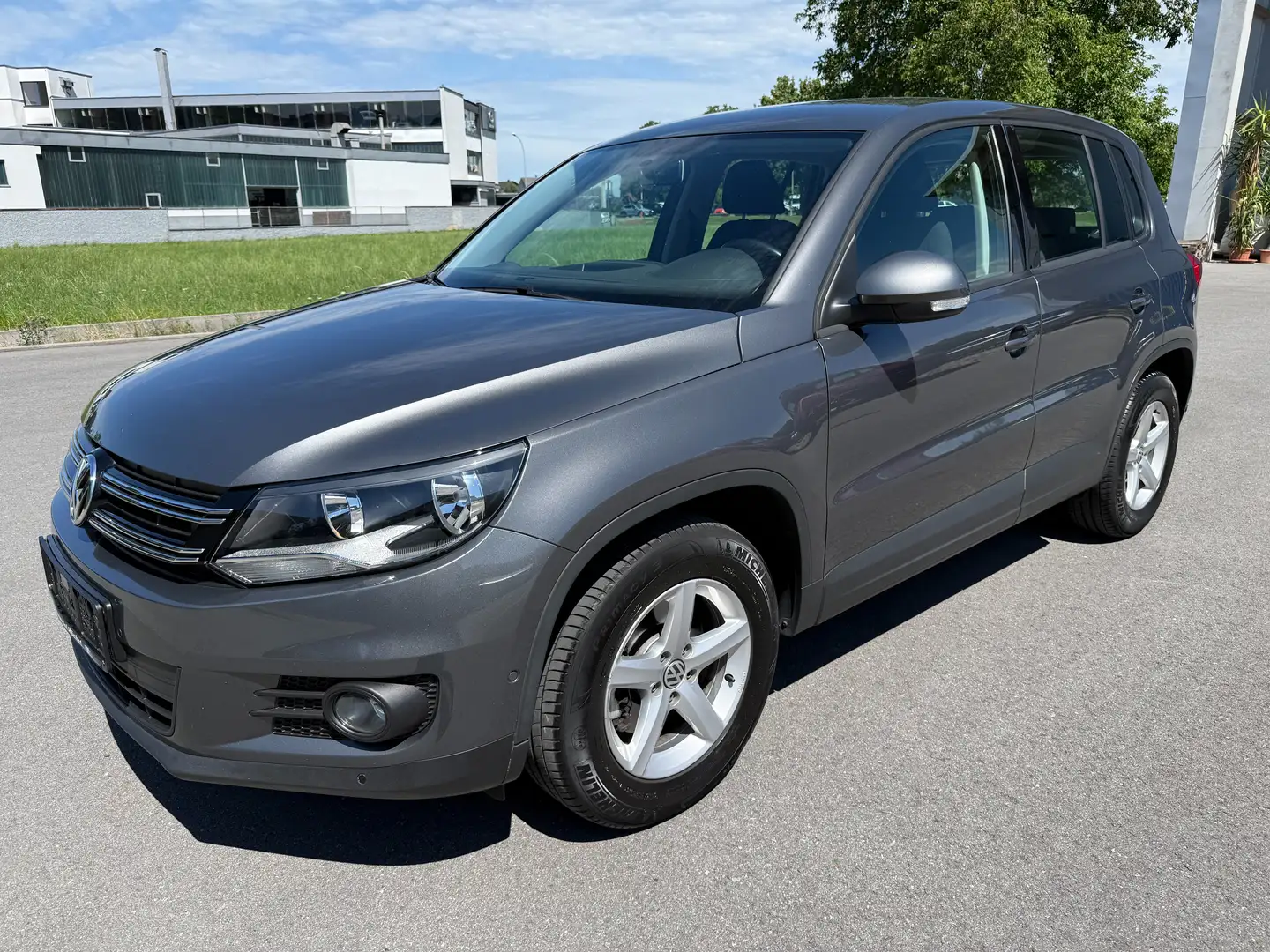 Volkswagen Tiguan Tiguan 2,0 TDI SCR Parkpilot PDC Grau - 1
