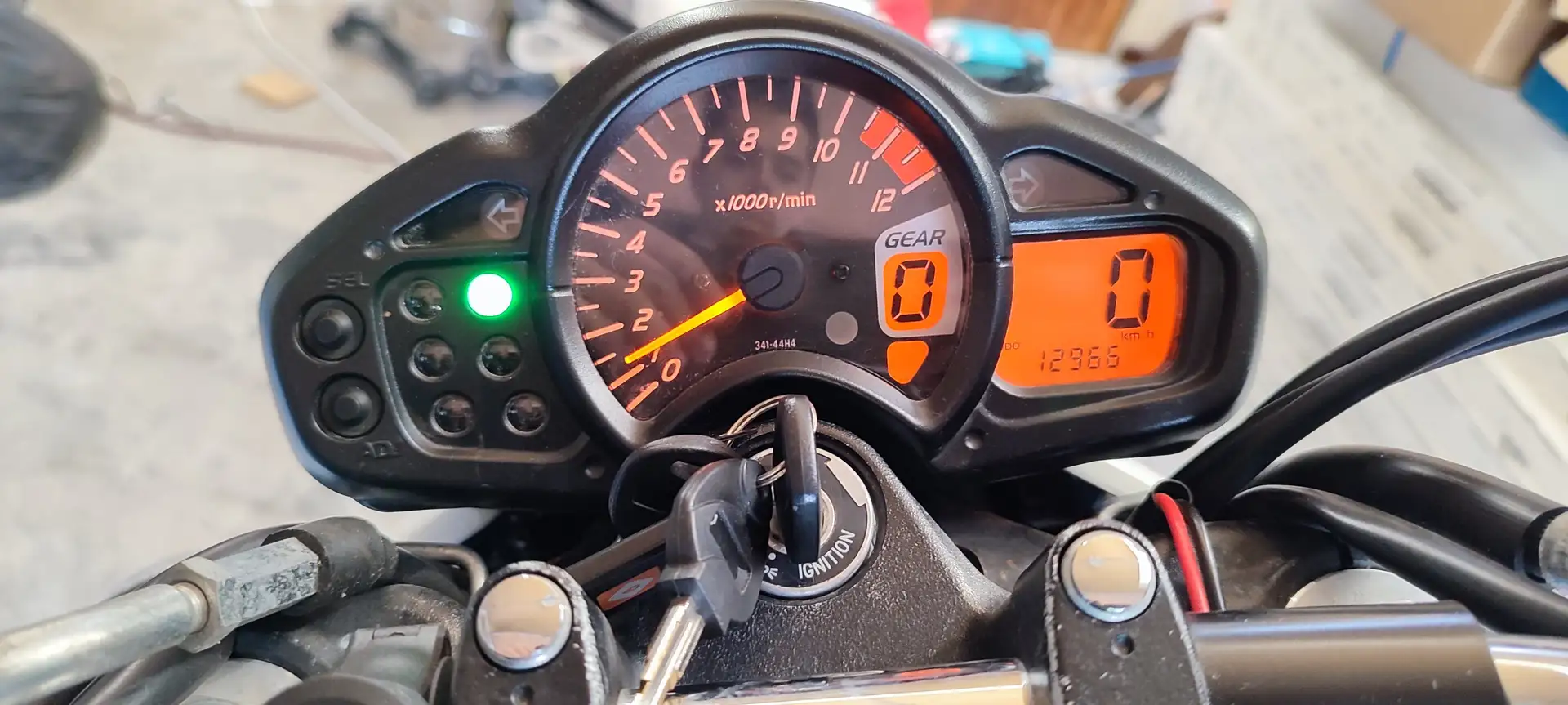 Suzuki Gladius 650 White - 2