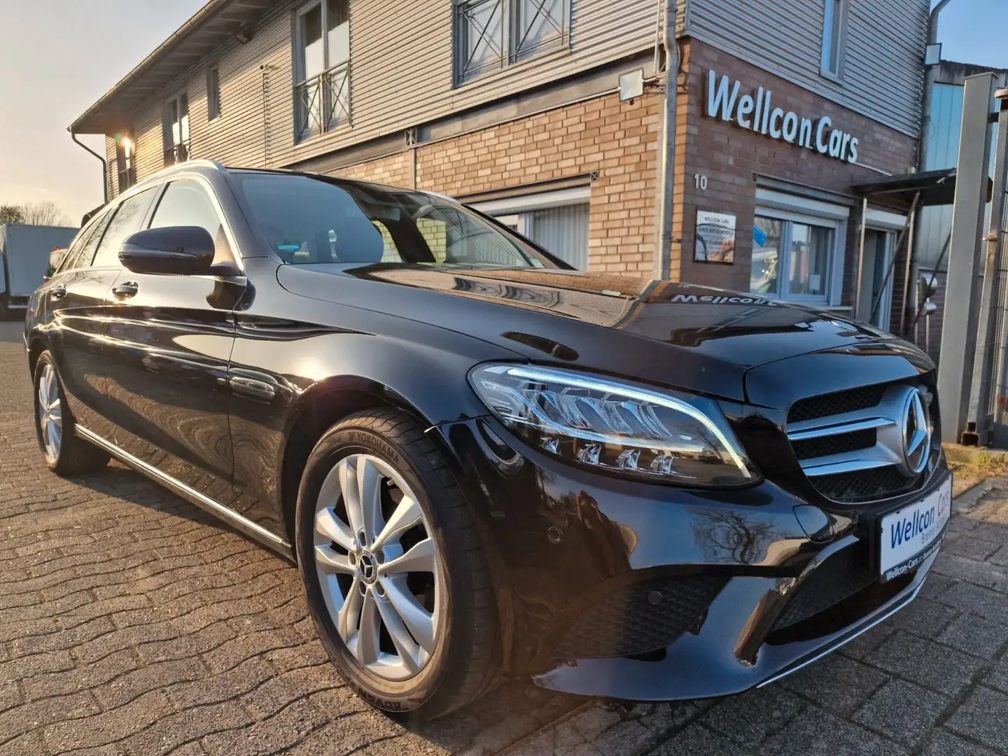 Mercedes-Benz C 180 180 T CGI 9-G Avantgarde LED R-Kam. AHK 2.HD Schwarz - 1