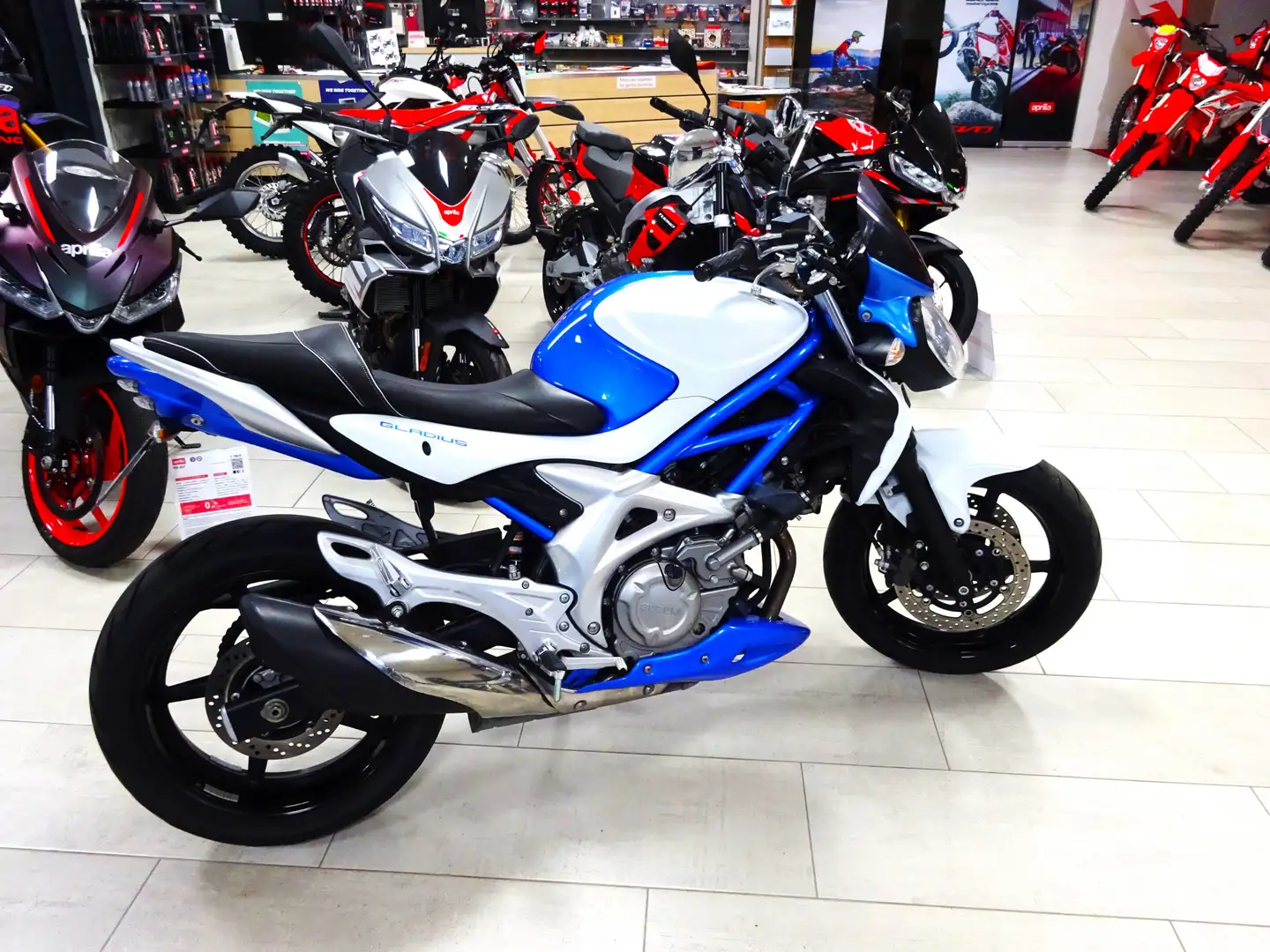 Suzuki Gladius 650 Biały - 2