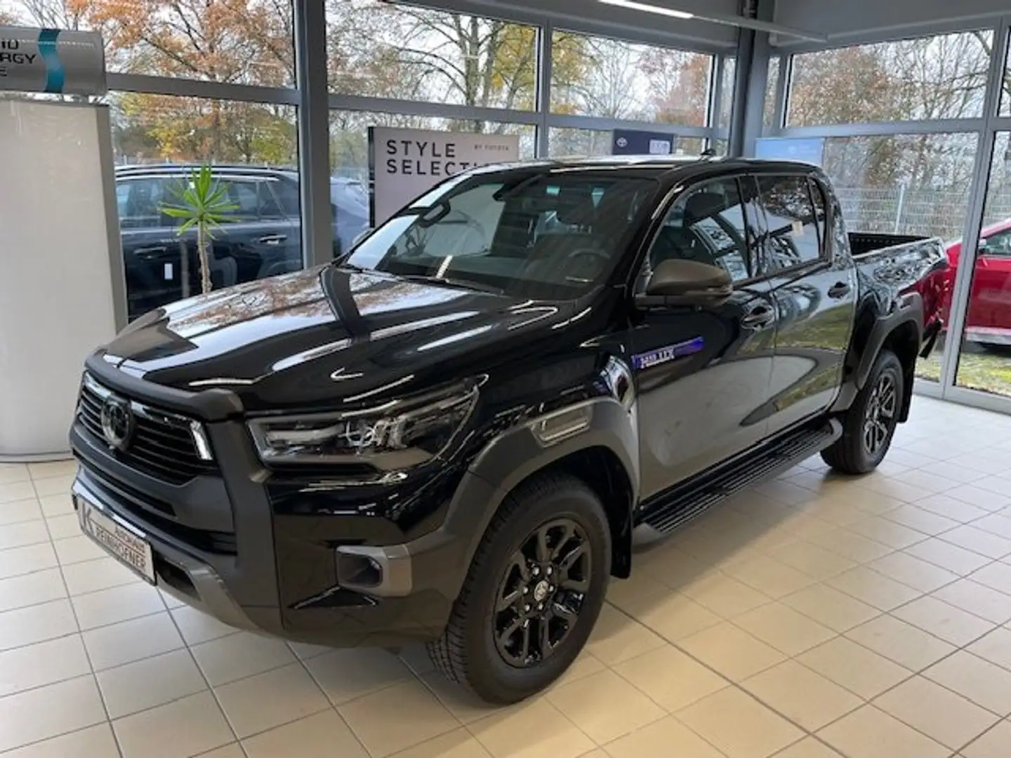 Toyota Hilux 4x4 Double Cab MHEV Autm. Invincible Zwart - 1