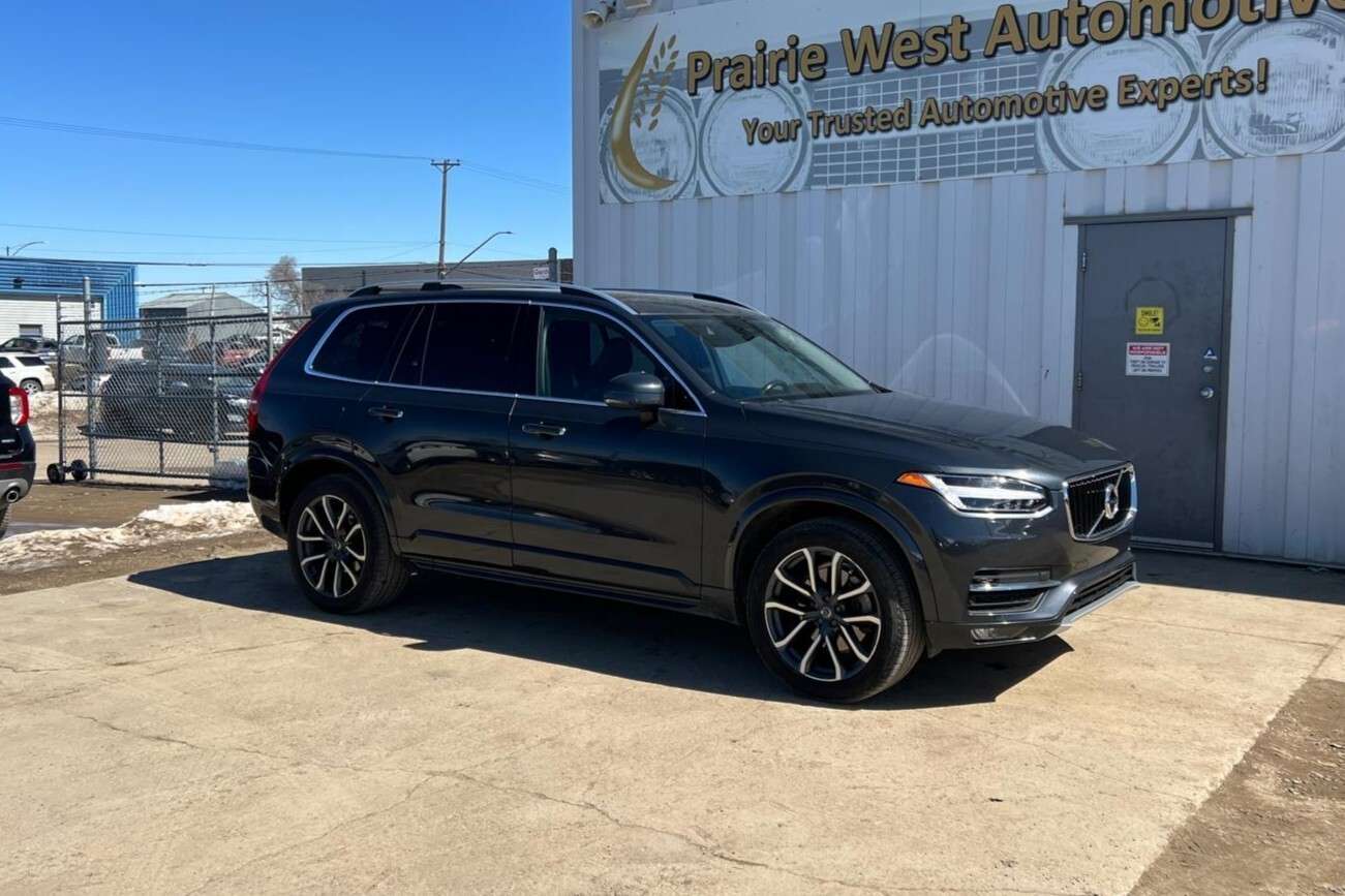 2016 Volvo XC90 T6 Momentum AWD | Sunroof | Reverse Camera alt 3