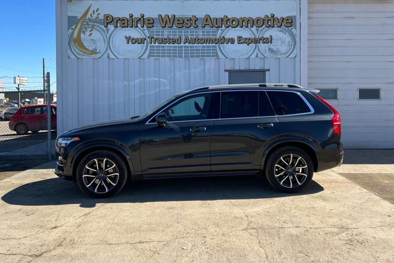 2016 Volvo XC90 T6 Momentum AWD | Sunroof | Reverse Camera thumb 7