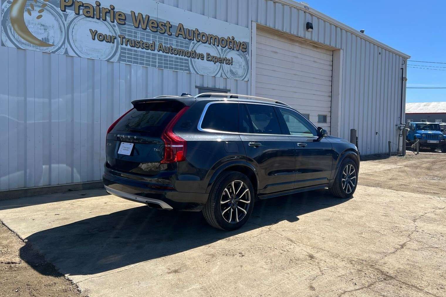 2016 Volvo XC90 T6 Momentum AWD | Sunroof | Reverse Camera alt 4