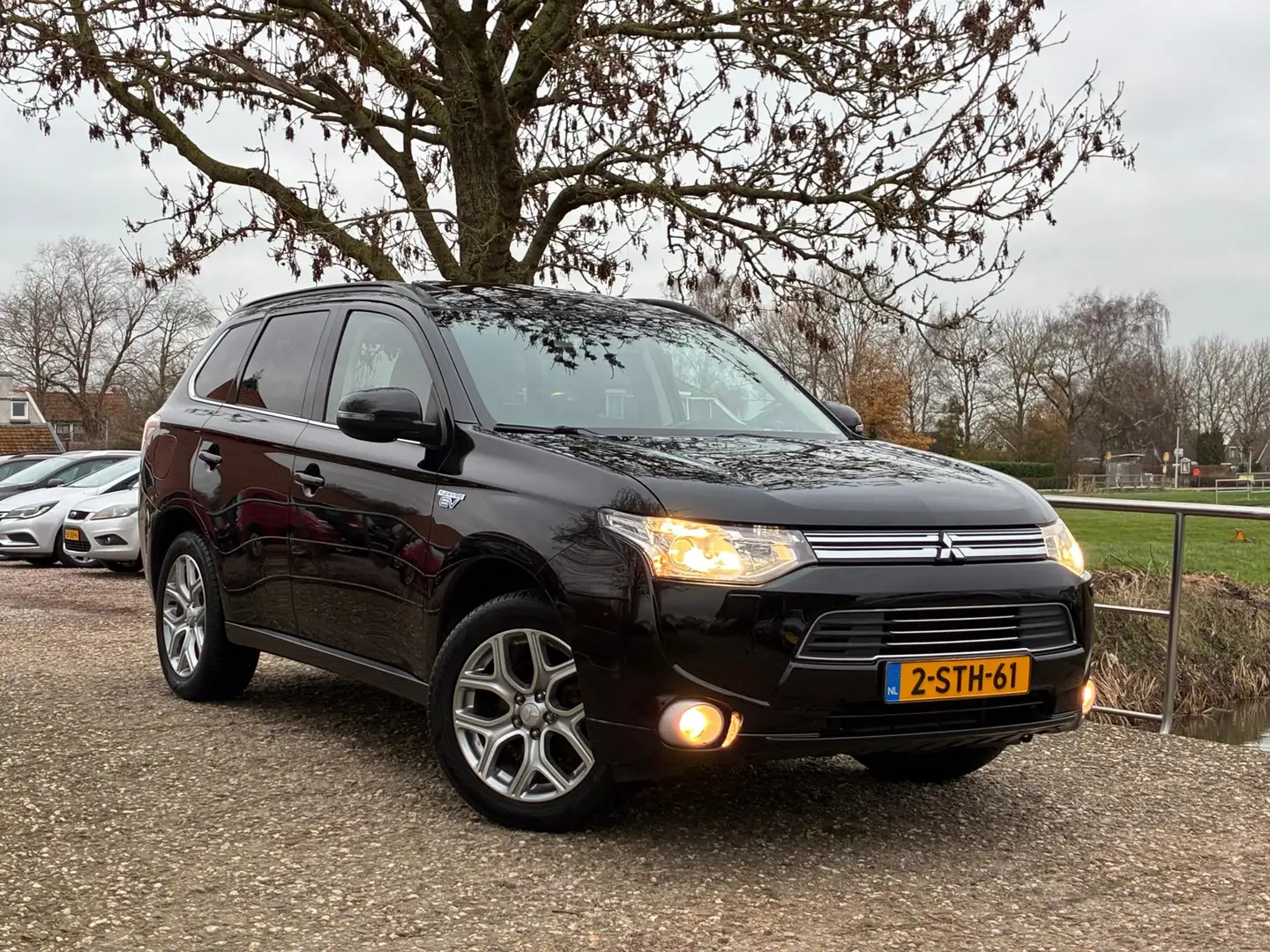 Mitsubishi Outlander 2.0 PHEV Instyle | Schuif/kantel dak + Leder + Cru Schwarz - 1