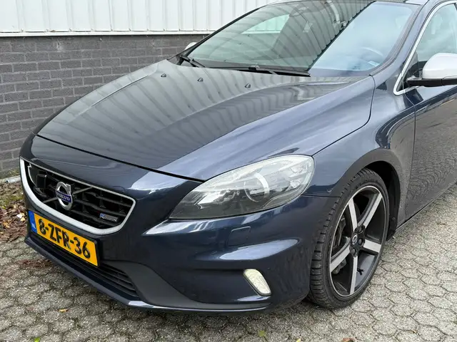 Volvo V40 view 2