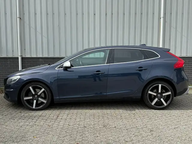 Volvo V40 view 3