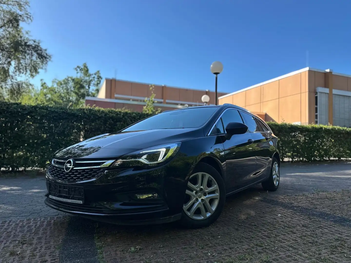 Opel Astra Dynamic Start/Stop Schwarz - 1