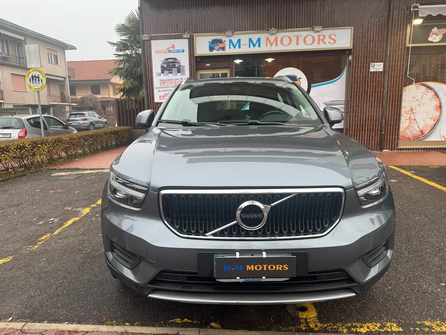 Volvo XC40 2.0 t4 Momentum awd geartronic Grigio - 1