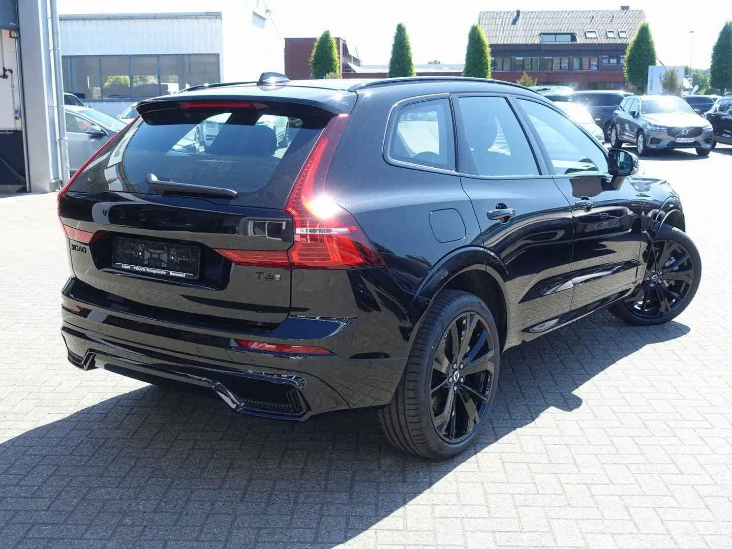 Volvo XC60 Black Edition Plus T6 AWD/360°/B&W/Pano Schwarz - 2