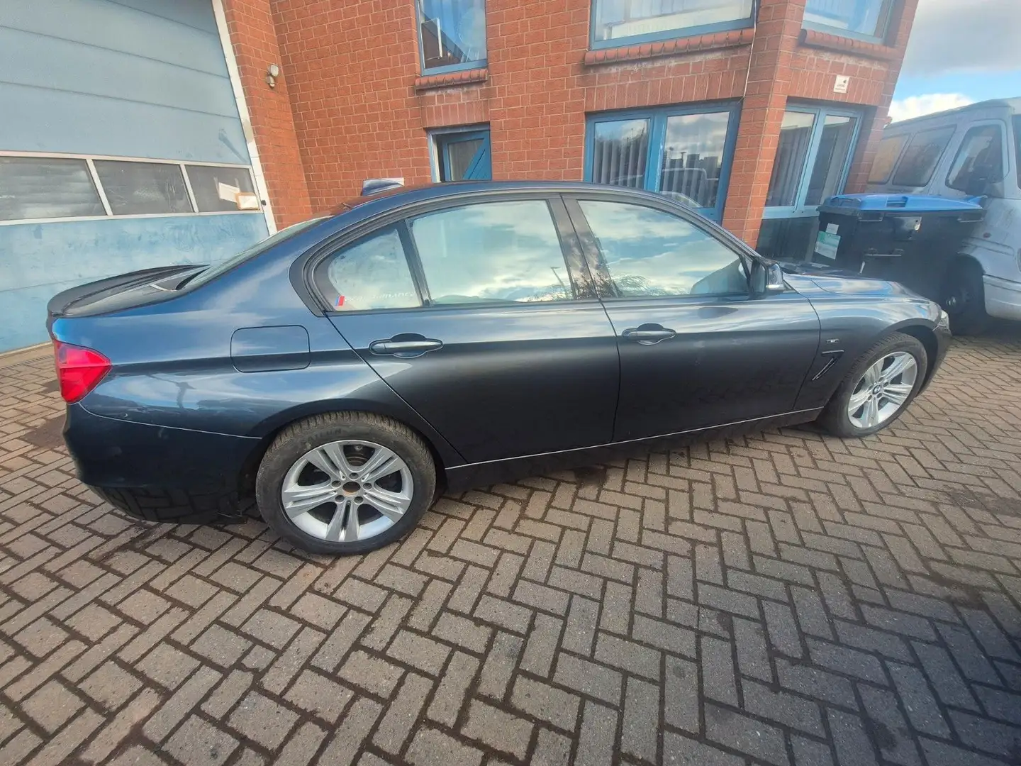 BMW 320 i Lim. M Sport Paket Navi Gris - 1