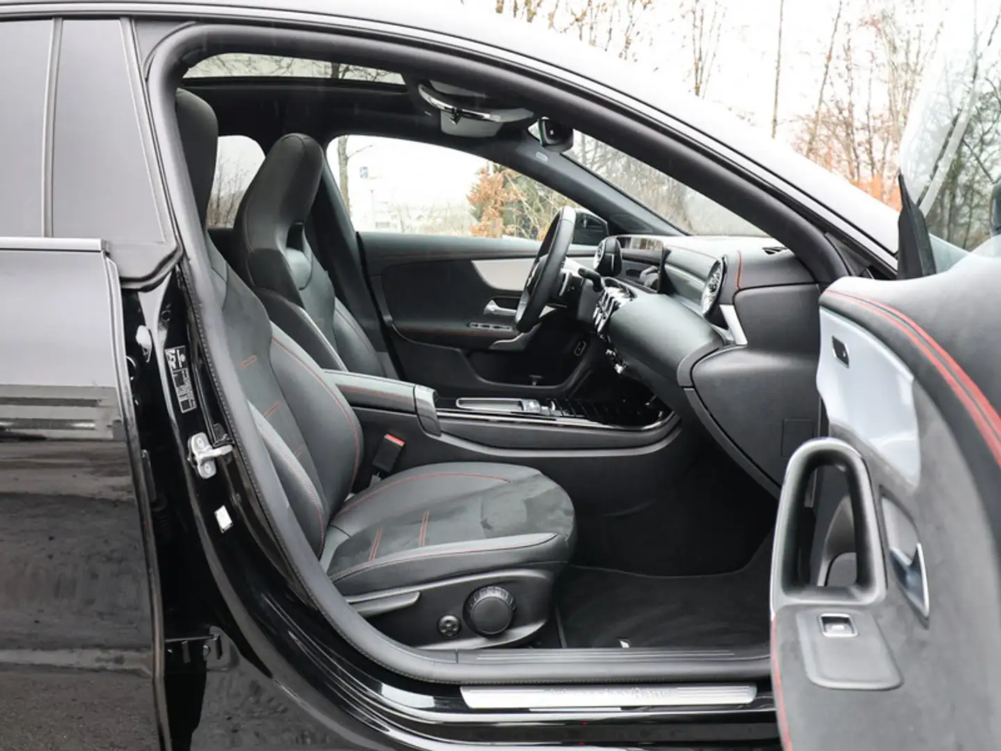 Mercedes-Benz CLA 200 d Coupé AMG-Sport/LED/360/Pano/Night/18" Schwarz - 2