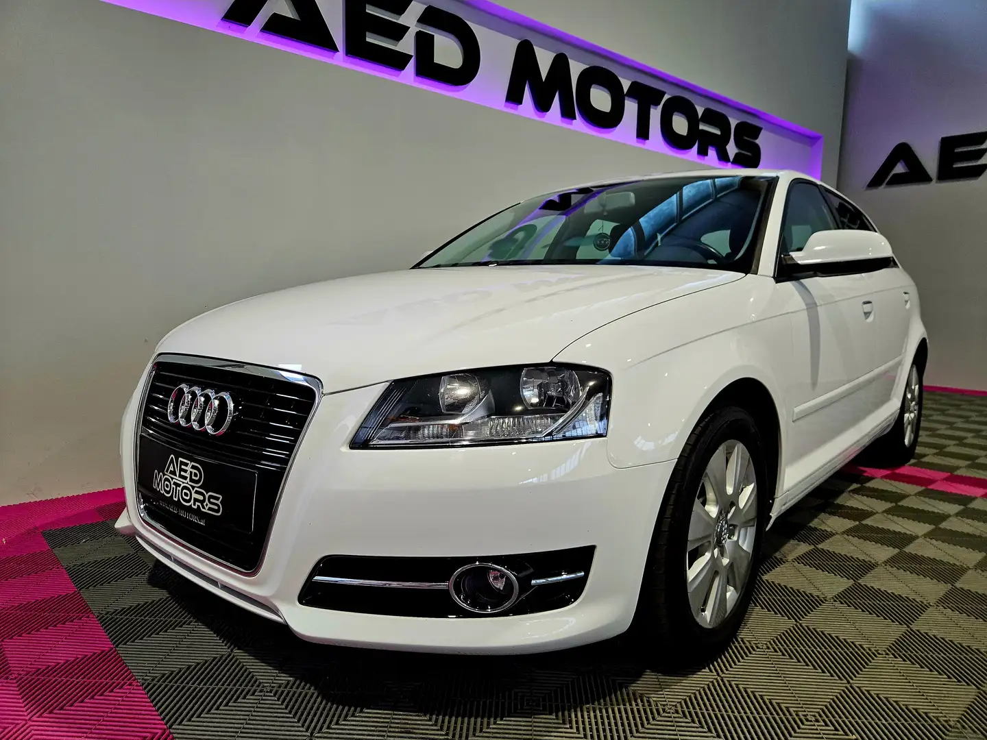 Audi A3 1.6 TDI Attraction Weiß - 1