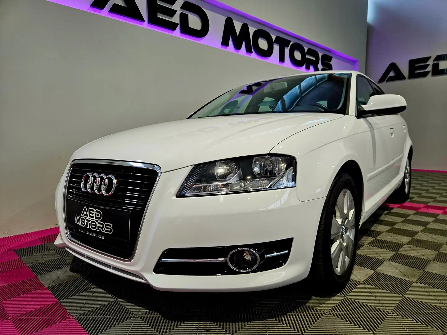 Audi A3 1.6 TDI Attraction Weiß - 2