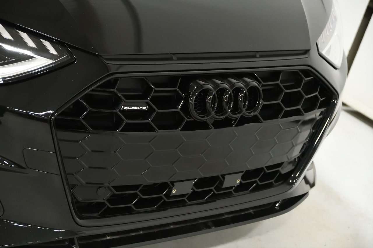 2024 Audi A4 Progressiv / Black optics / Carplay / S-Line / Exc — снимка 1