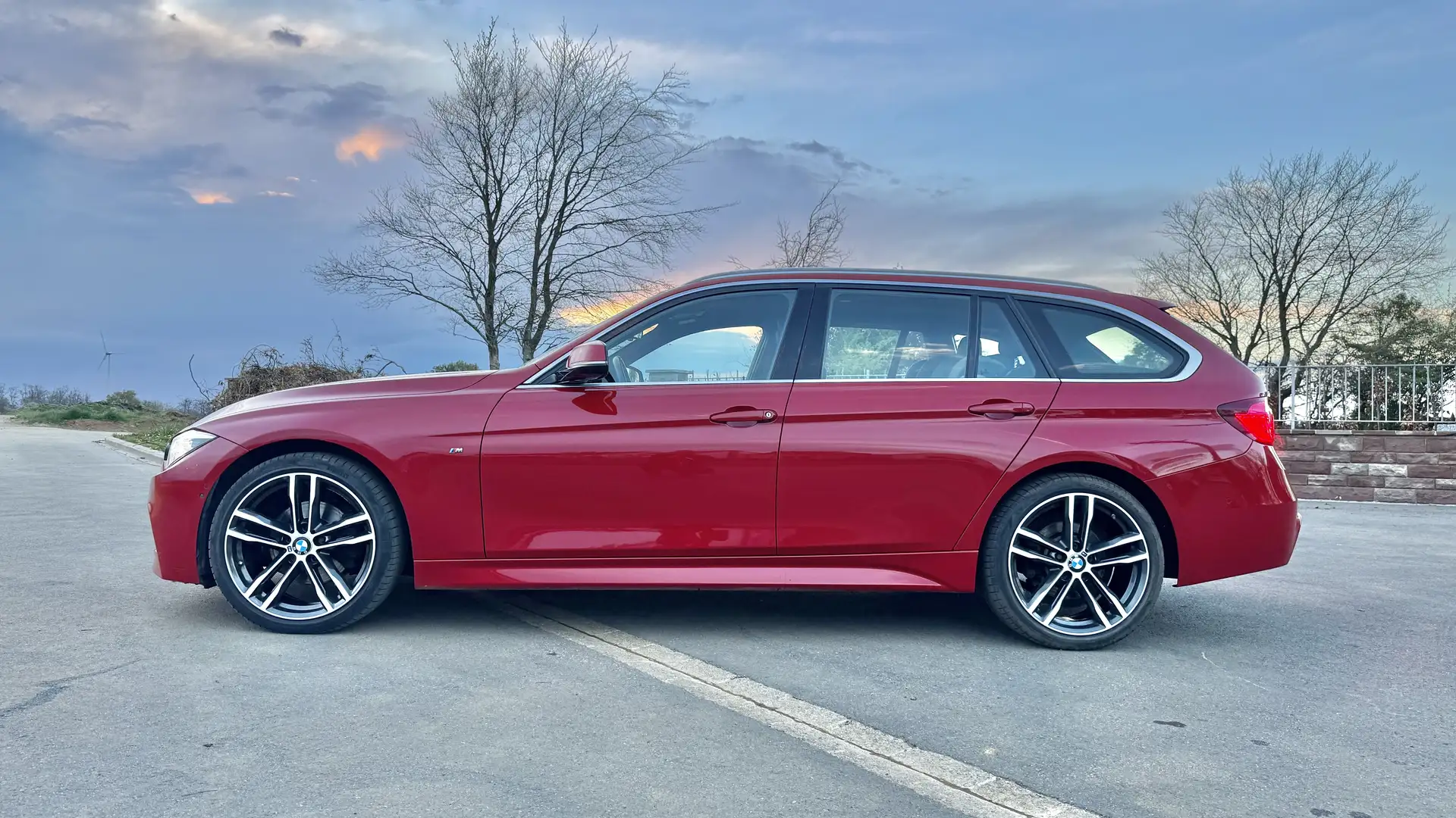 BMW 320 320d Touring xDrive Aut. M Sport Rouge - 1