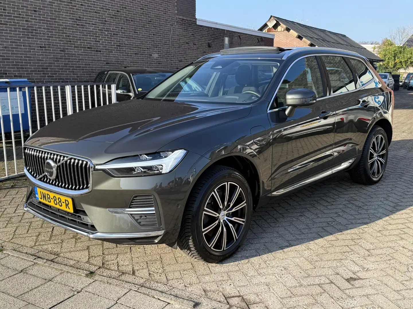 Volvo XC60 2.0 T6 Recharge AWD Climate Pack, Park Assist Pack Grijs - 2