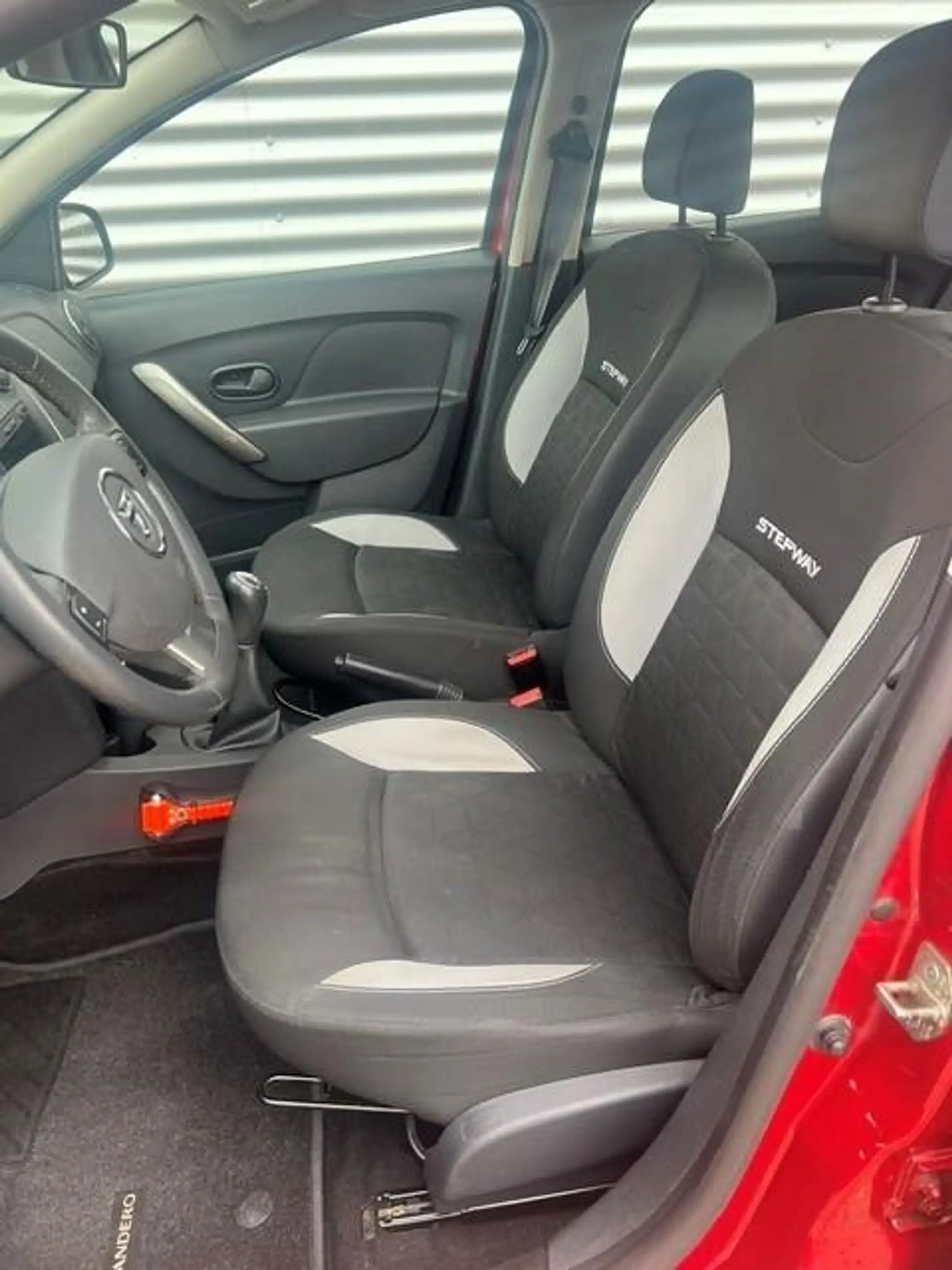 Dacia Sandero 0.9 TCe Stepway Lauréate — photo 7