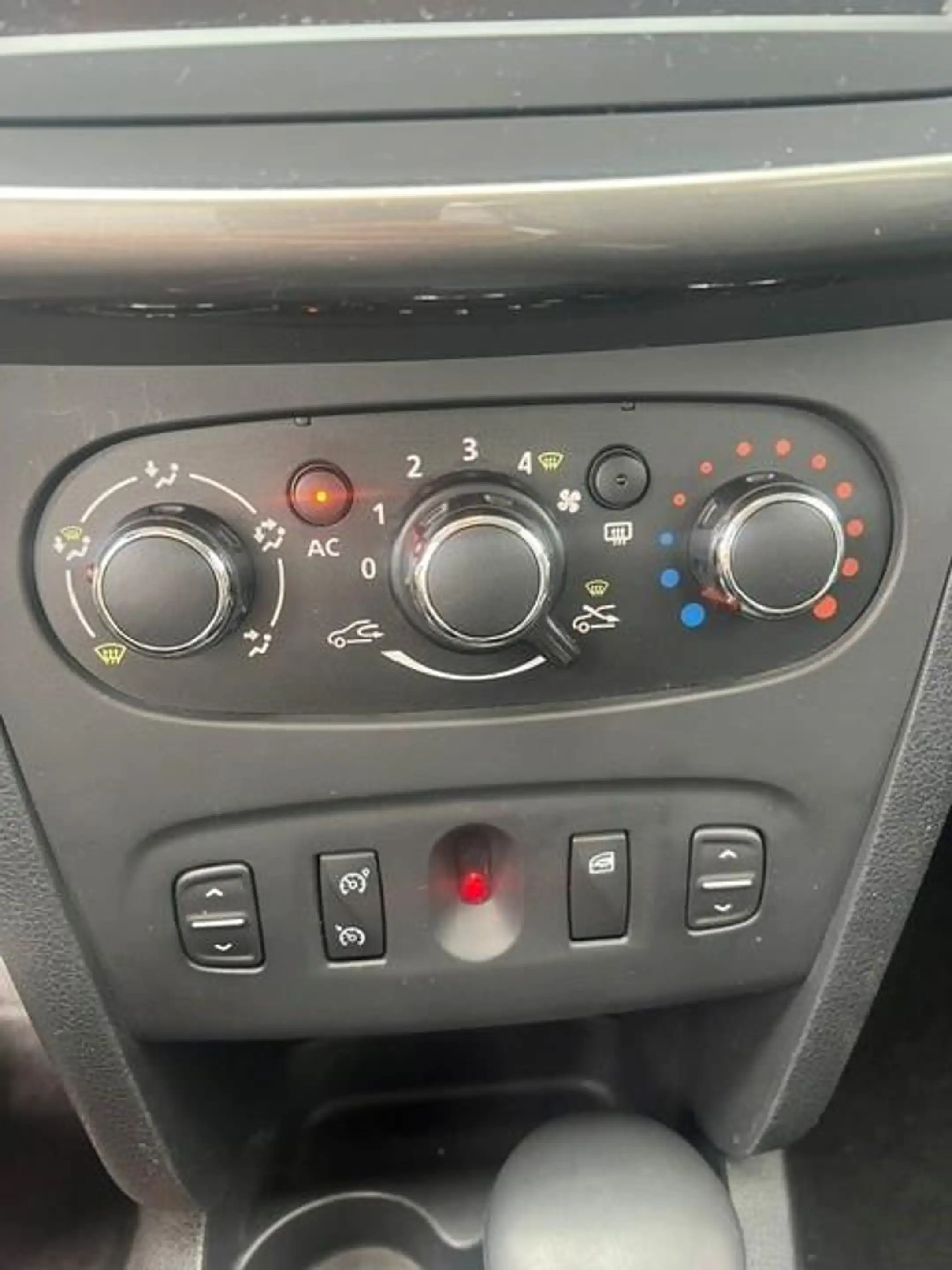 Dacia Sandero 0.9 TCe Stepway Lauréate — photo 10
