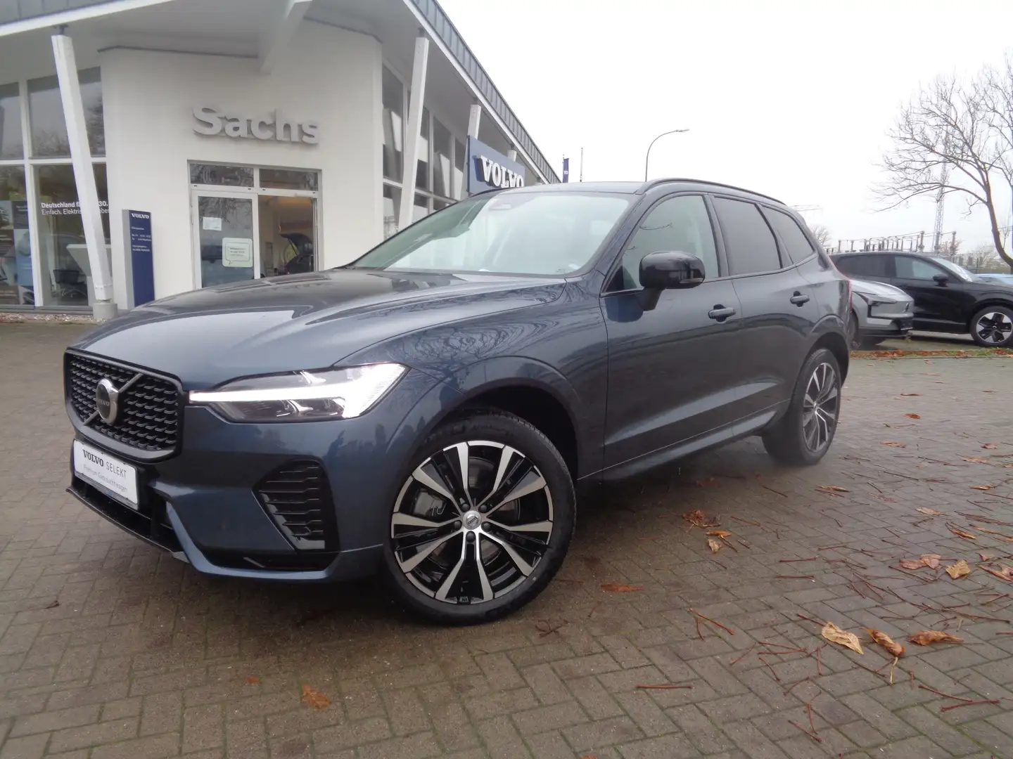 Volvo XC60 B4 Plus Dark Benziner Standheizung Panoramadach Blau - 1