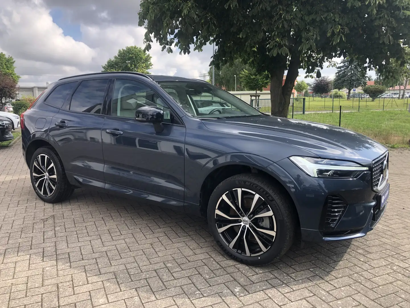 Volvo XC60 B4 Plus Dark Benziner Standheizung Panoramadach Blau - 2