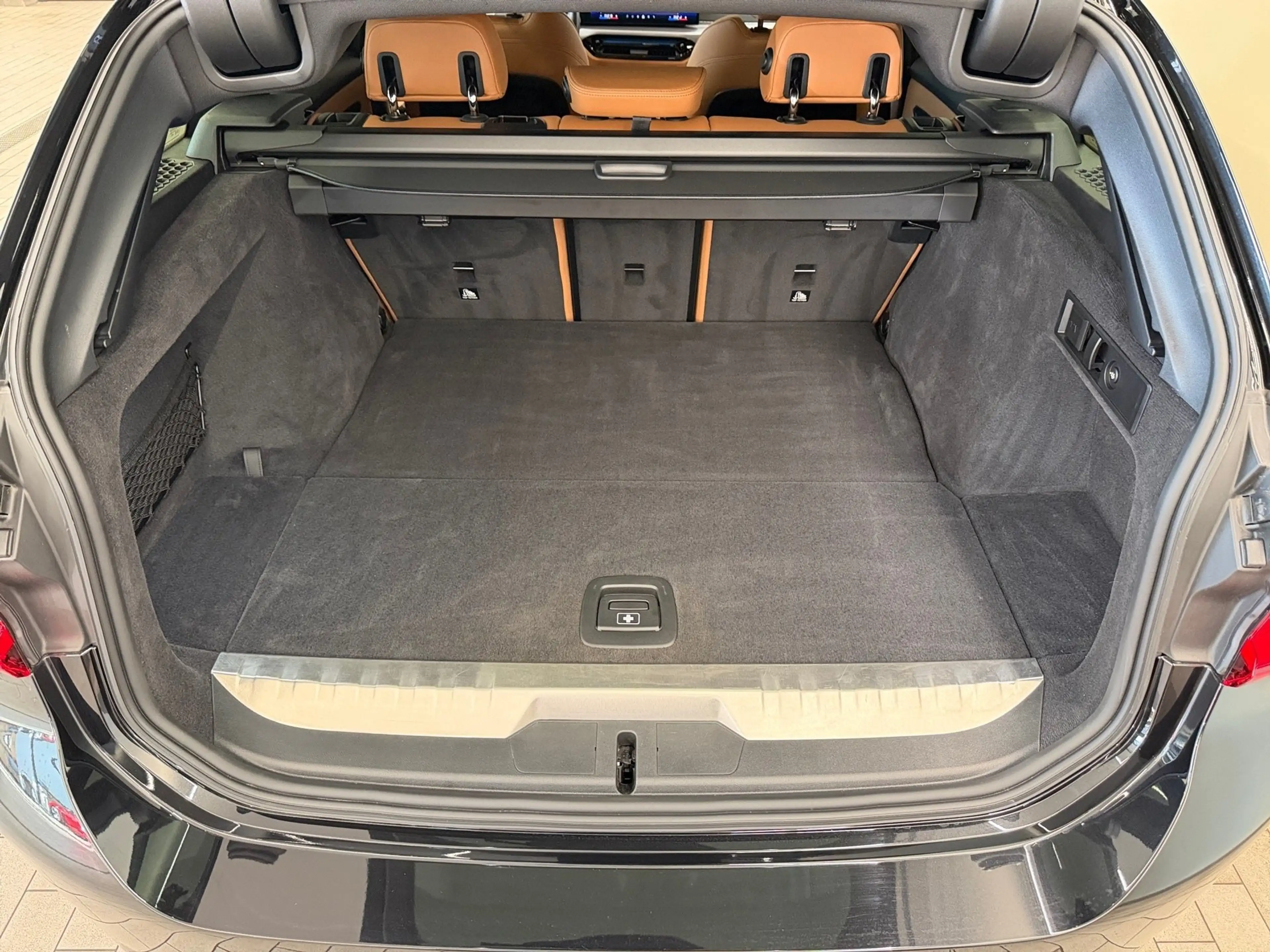 BMW 330 e xDrive — photo 10