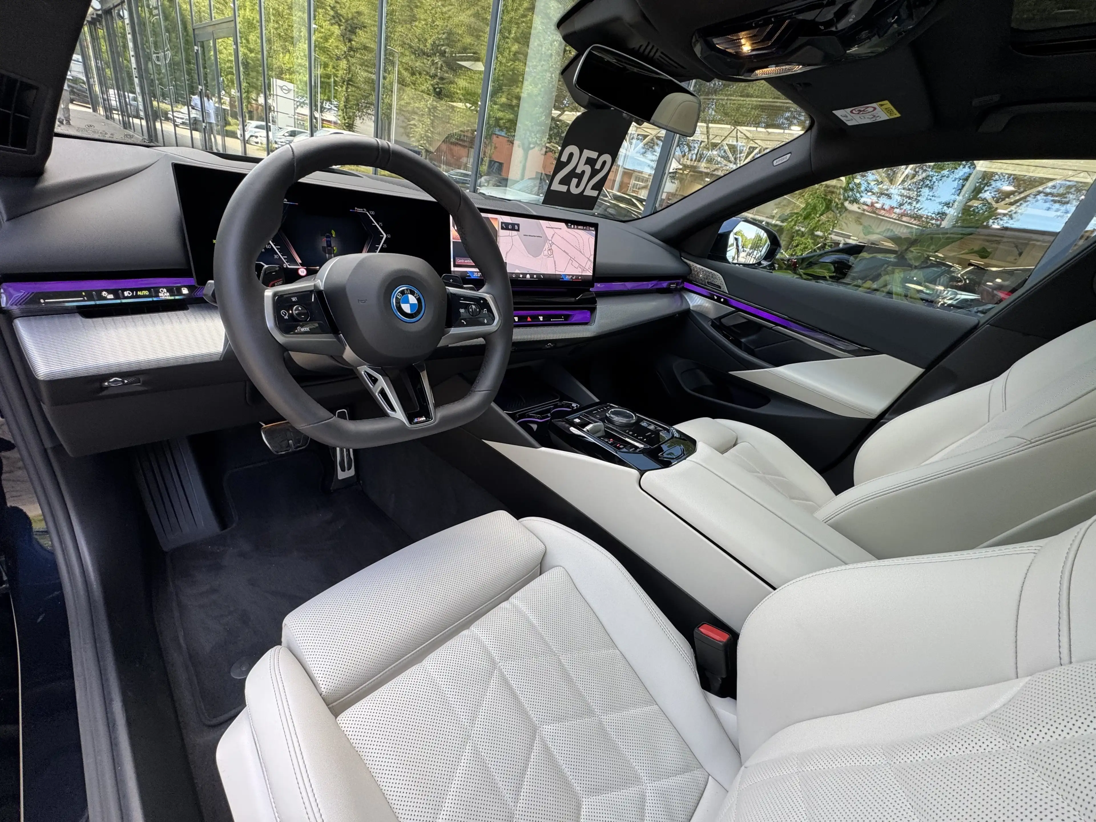 BMW 550 e xDrive Tou M Sport AHK PANO Ad.Fahr.Pro B&W — photo 5