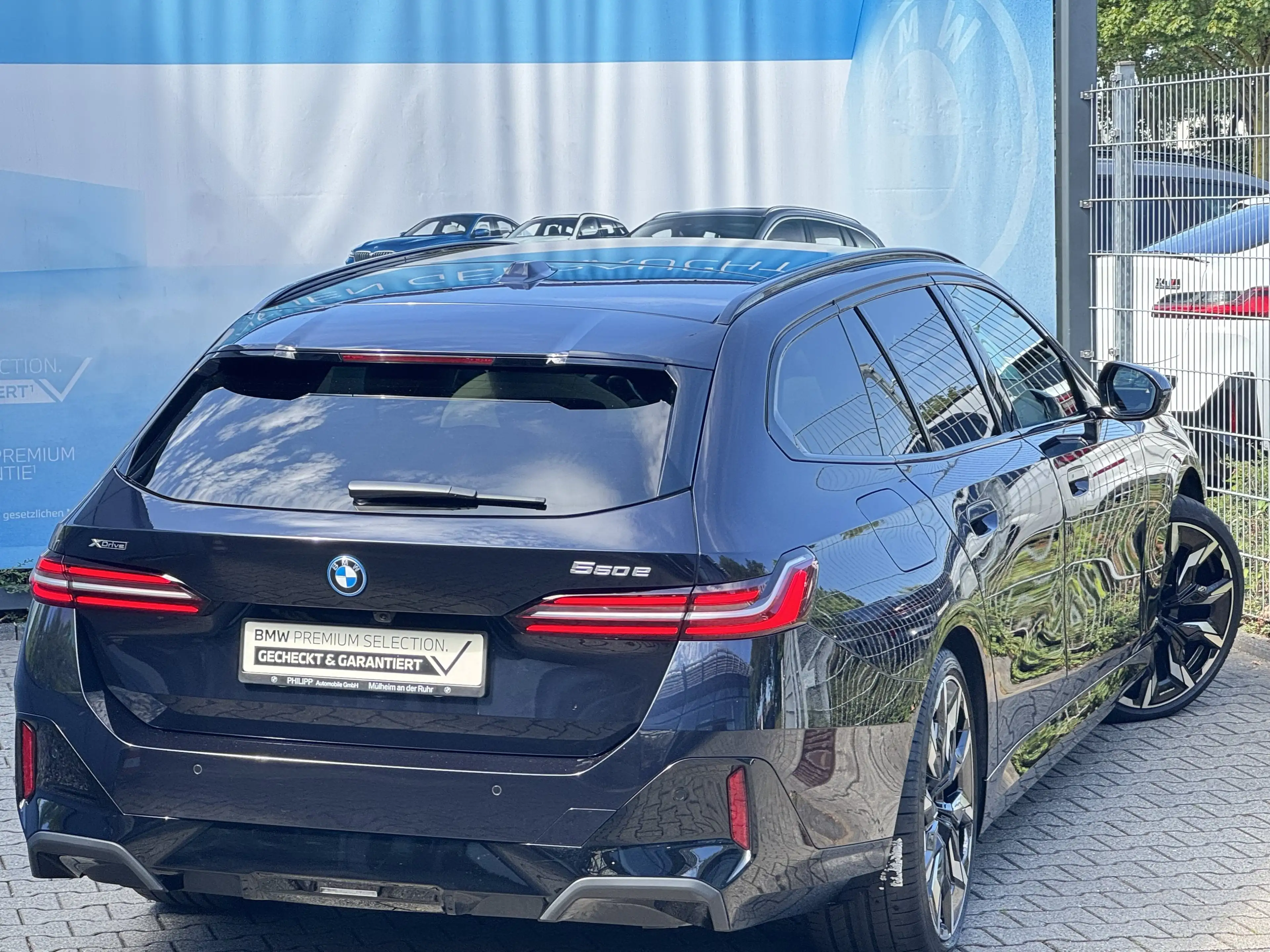 BMW 550 e xDrive Tou M Sport AHK PANO Ad.Fahr.Pro B&W — photo 4