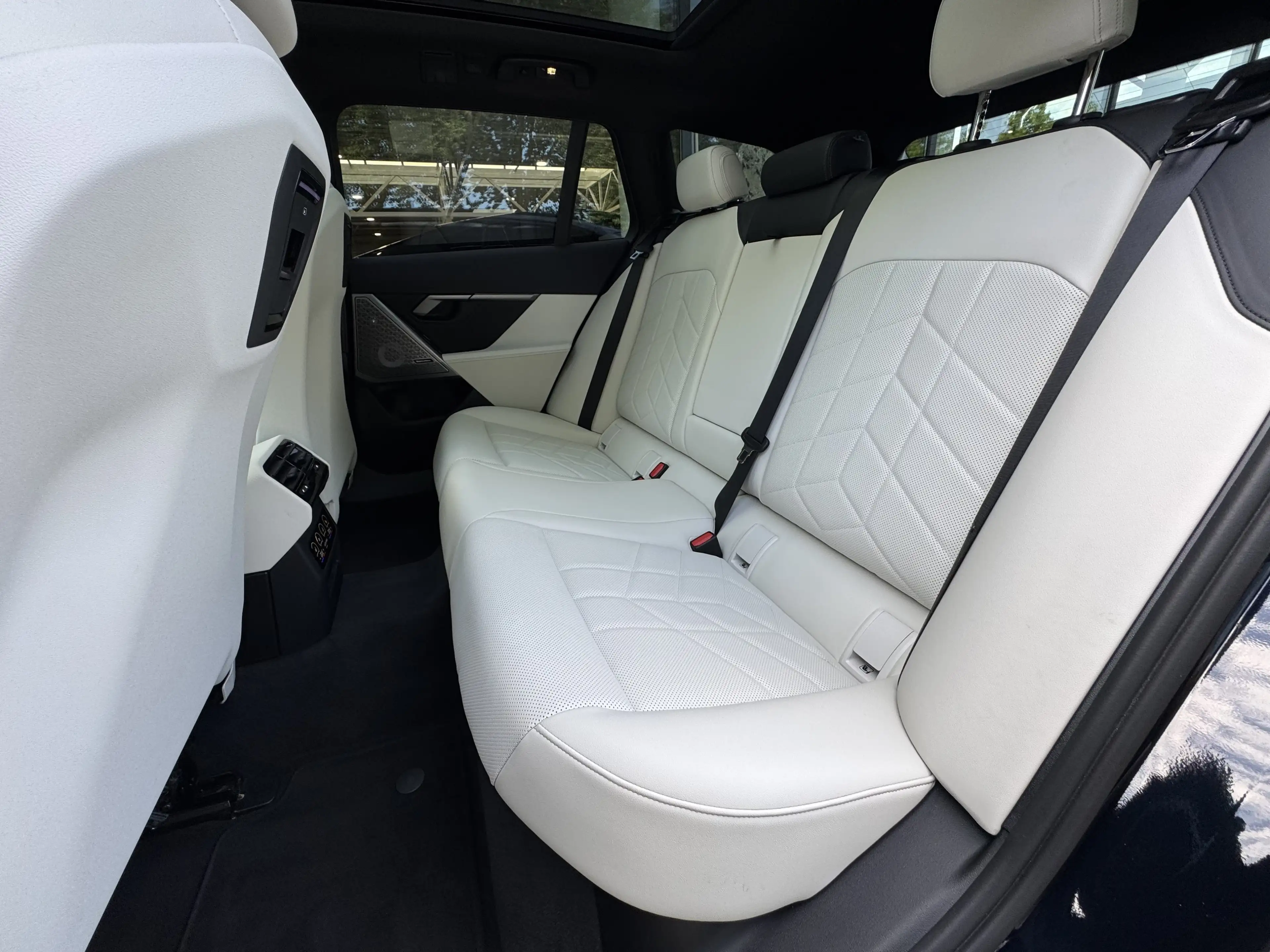 BMW 550 e xDrive Tou M Sport AHK PANO Ad.Fahr.Pro B&W — photo 9