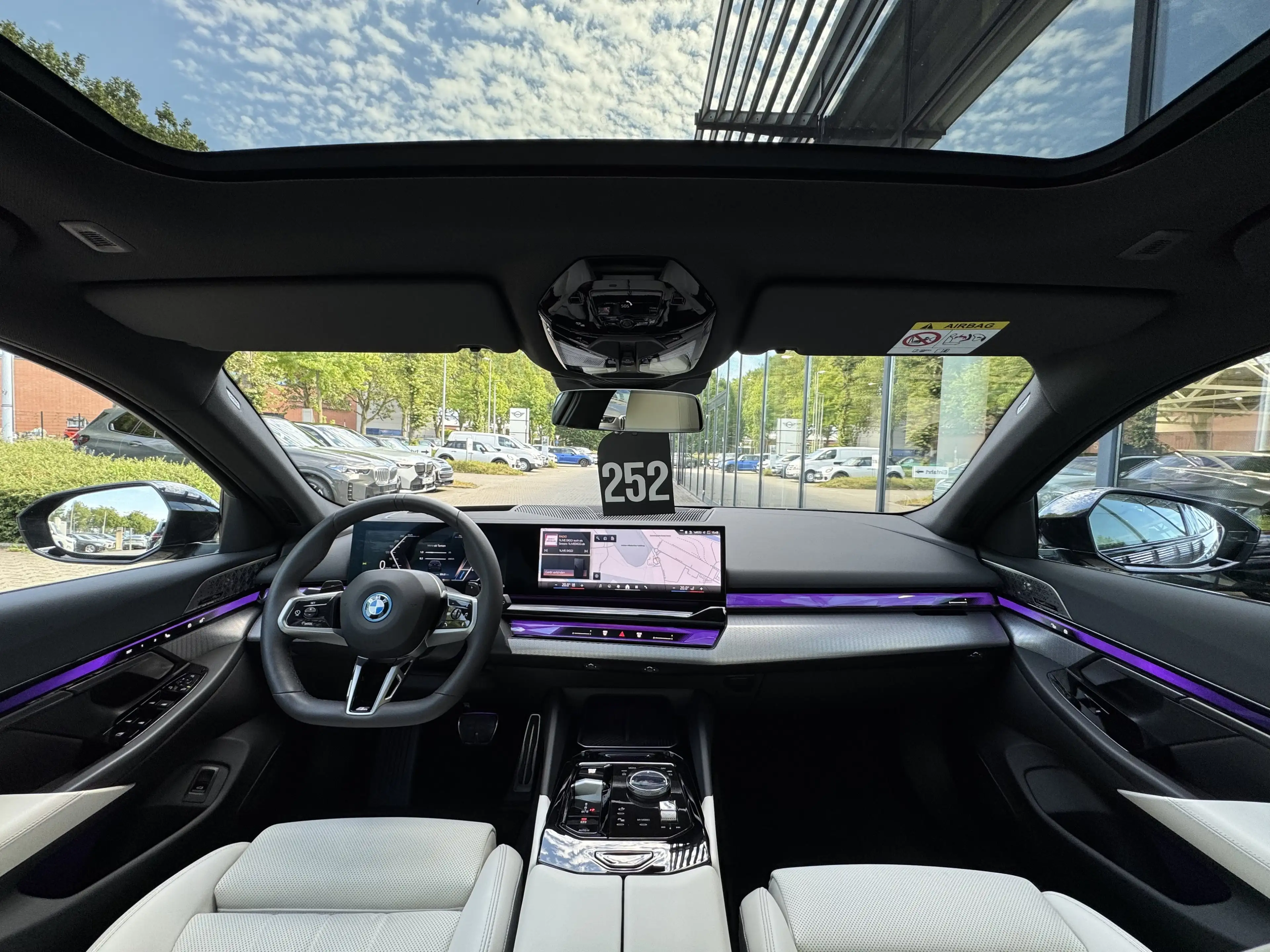 BMW 550 e xDrive Tou M Sport AHK PANO Ad.Fahr.Pro B&W — photo 3