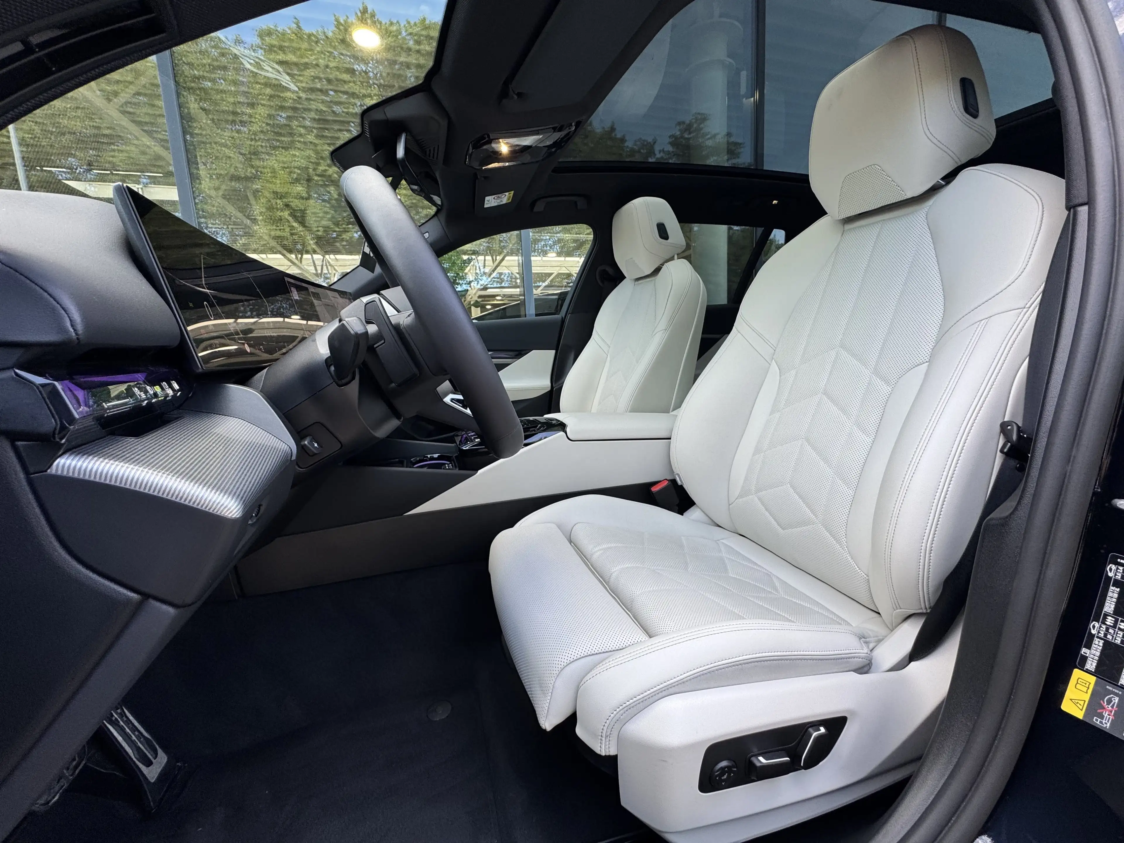 BMW 550 e xDrive Tou M Sport AHK PANO Ad.Fahr.Pro B&W — photo 6