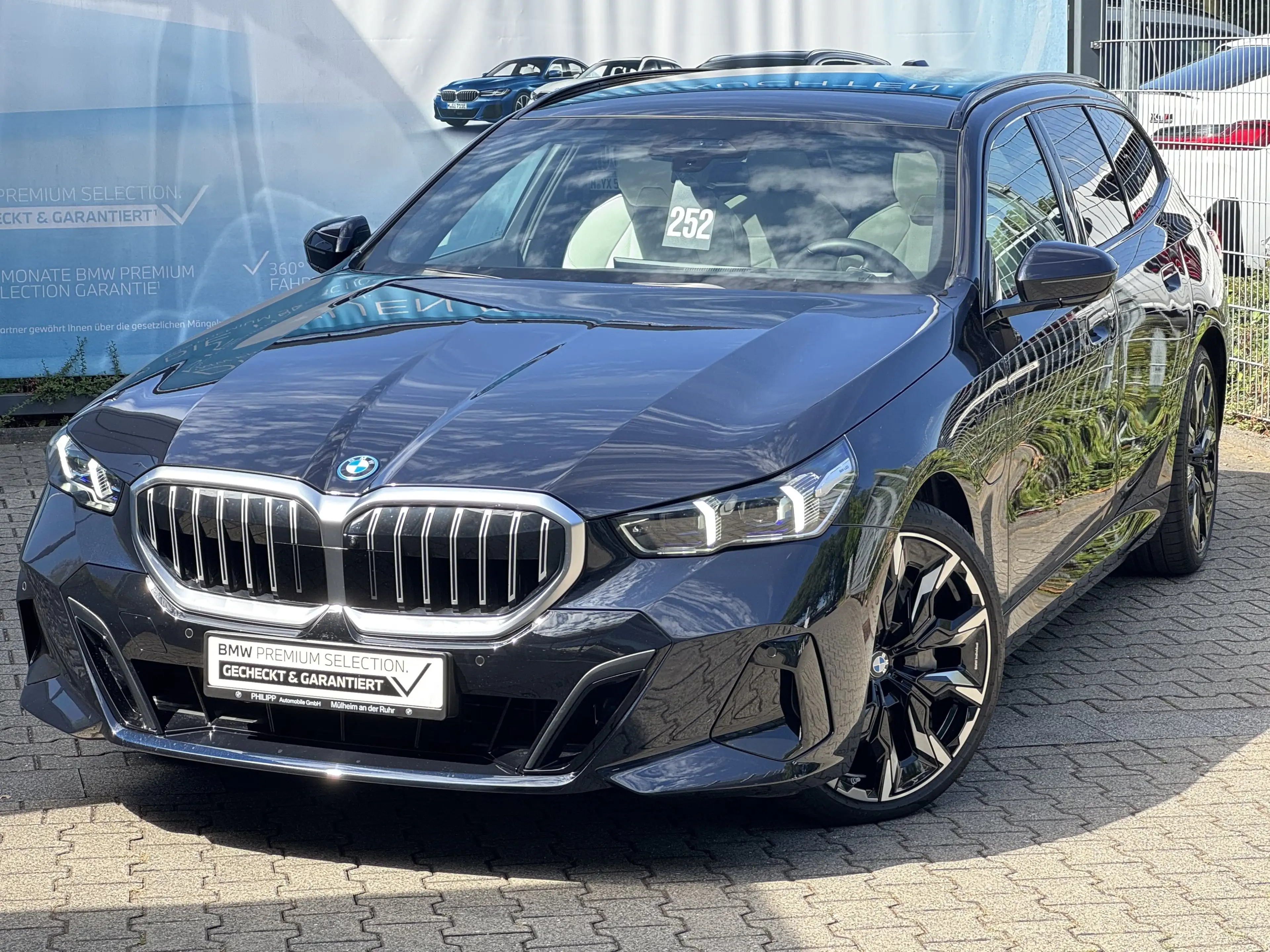 BMW 550 e xDrive Tou M Sport AHK PANO Ad.Fahr.Pro B&W — photo 2