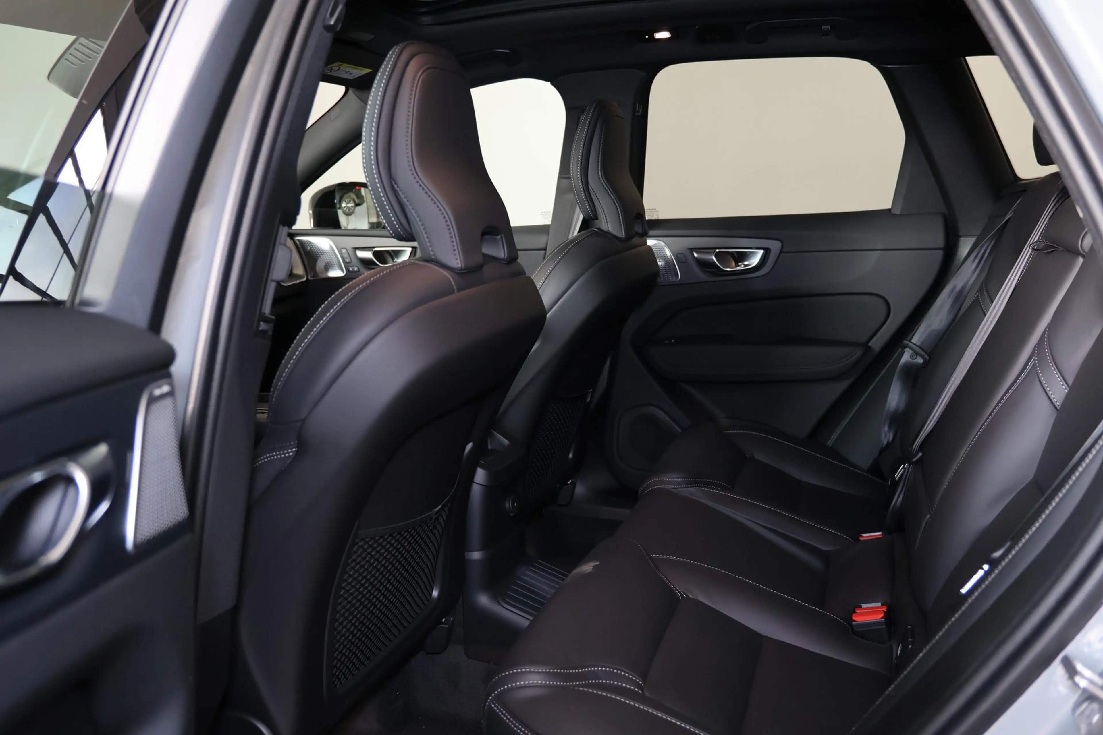 Volvo XC60 T8 Recharge AWD Ultra Black Edition Exec - Luchtve — photo 14