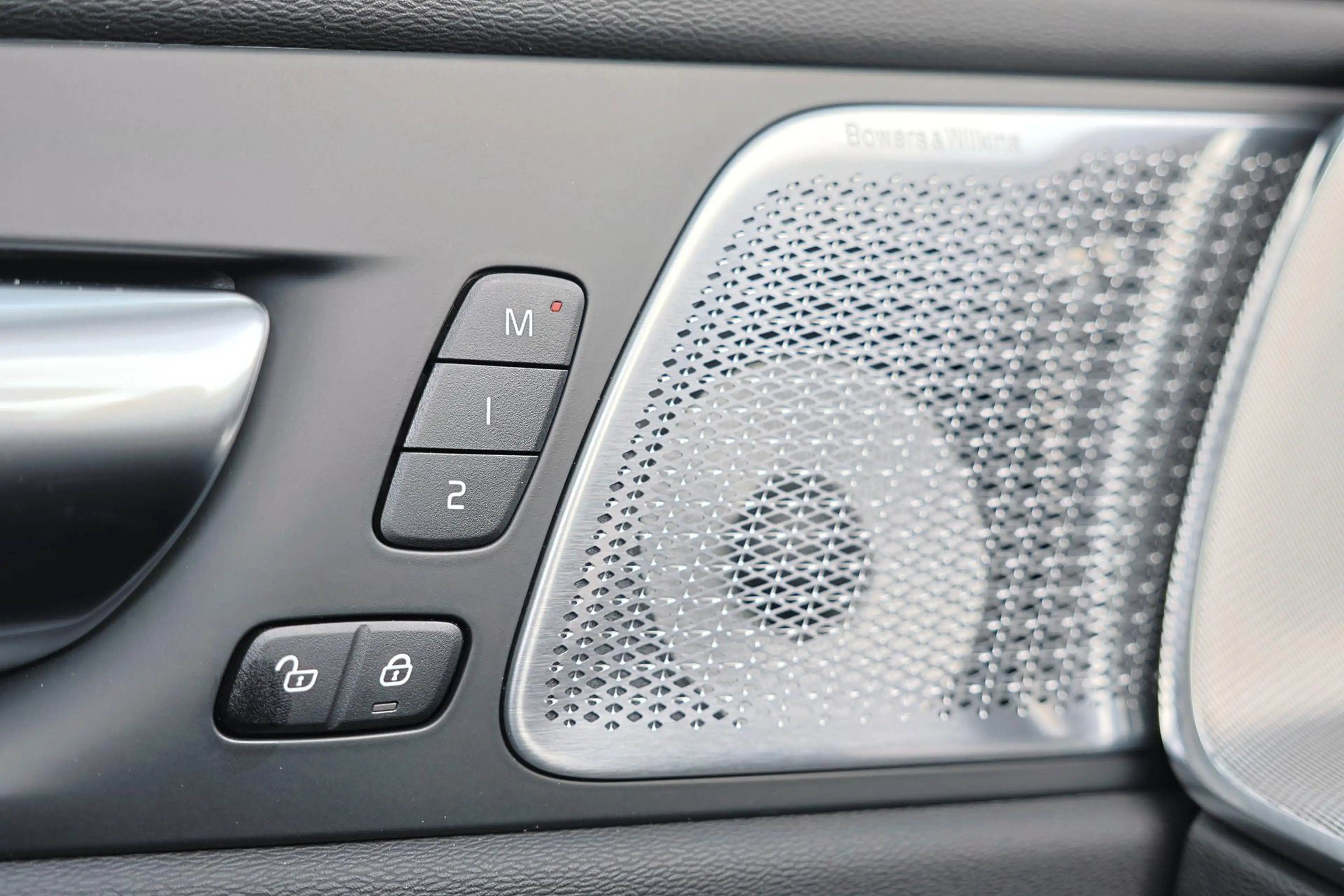 Volvo XC60 T8 Recharge AWD Ultra Black Edition Exec - Luchtve — photo 10