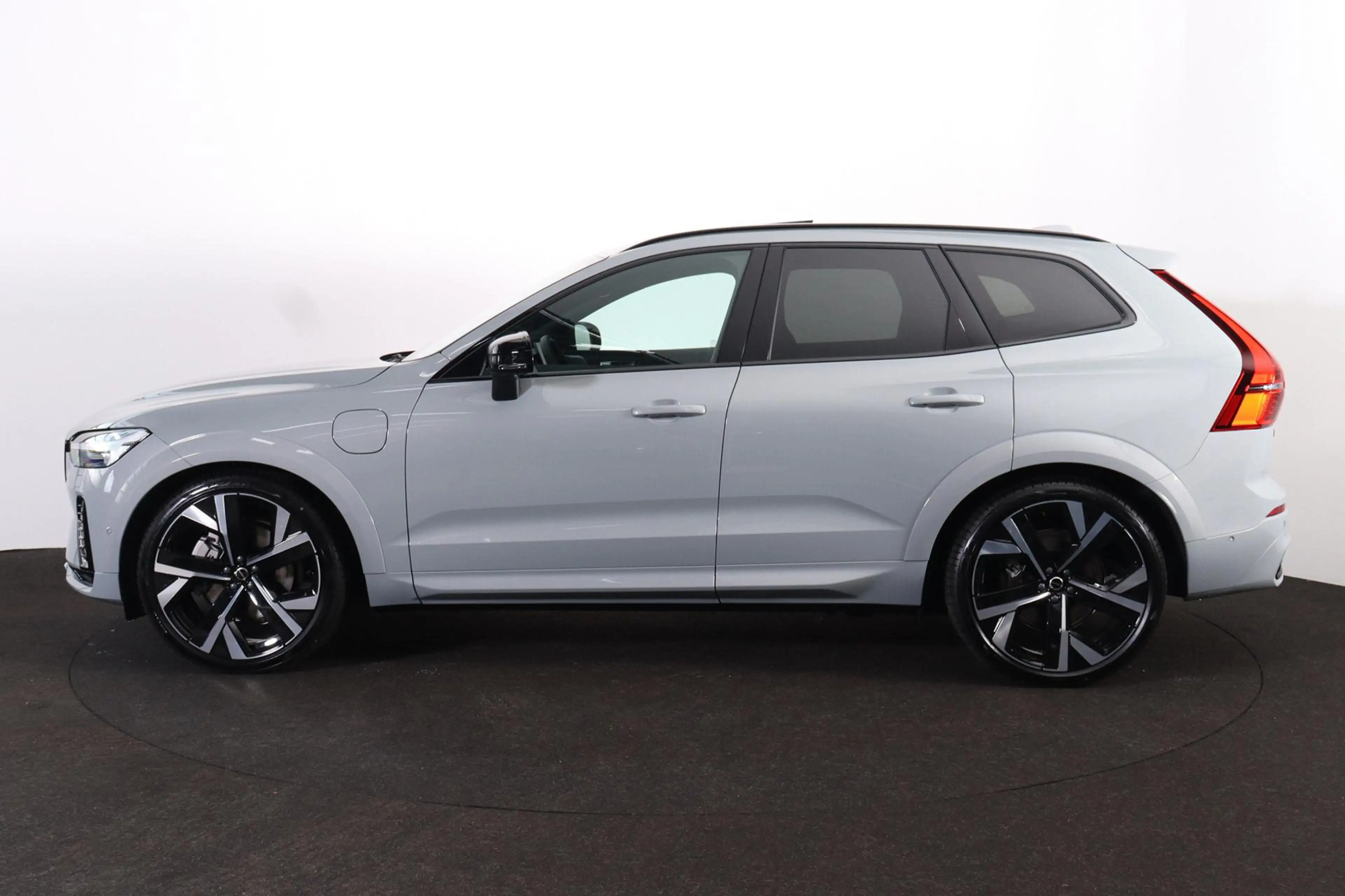 Volvo XC60 T8 Recharge AWD Ultra Black Edition Exec - Luchtve — photo 3