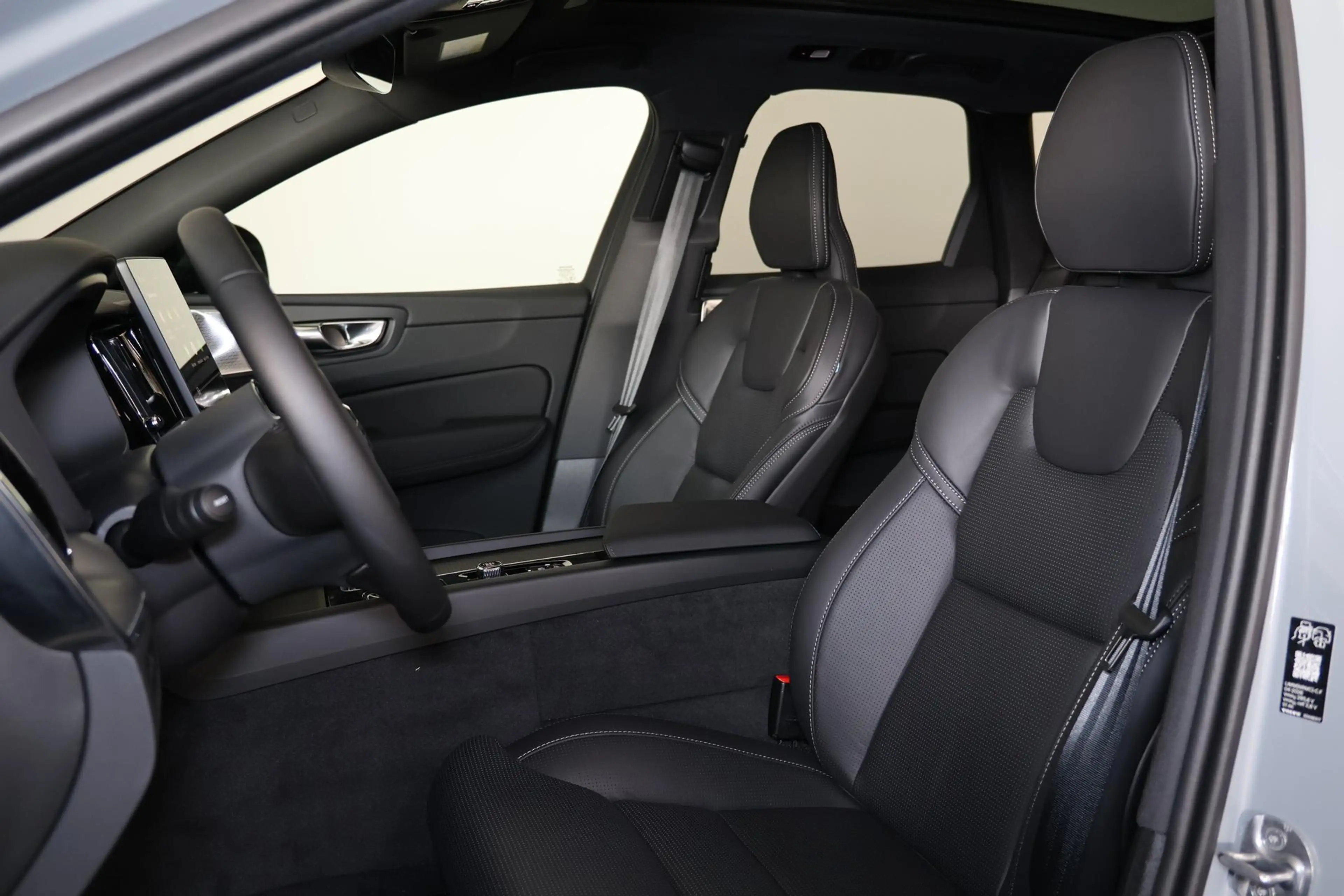 Volvo XC60 T8 Recharge AWD Ultra Black Edition Exec - Luchtve — photo 13