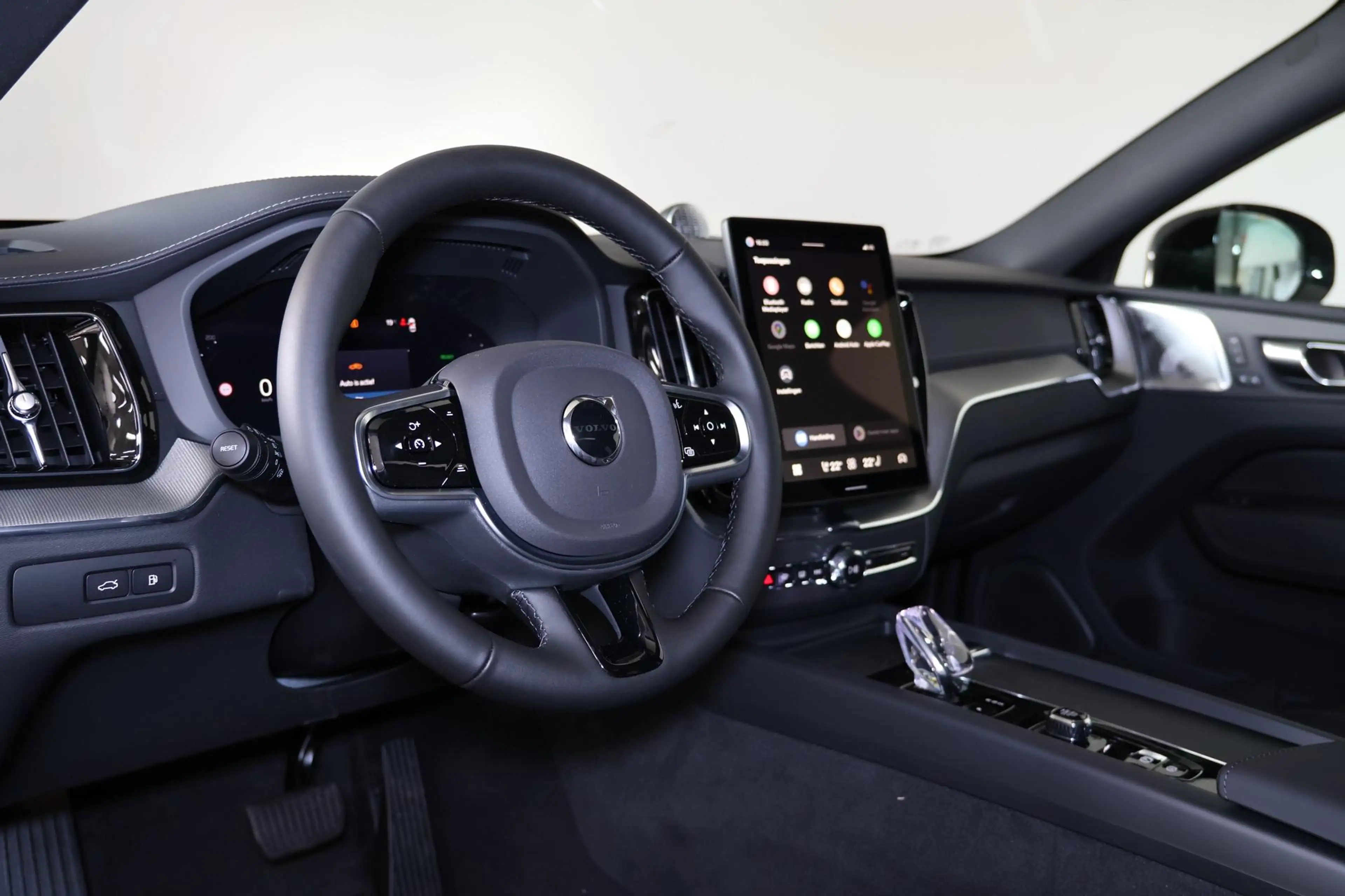 Volvo XC60 T8 Recharge AWD Ultra Black Edition Exec - Luchtve — photo 12