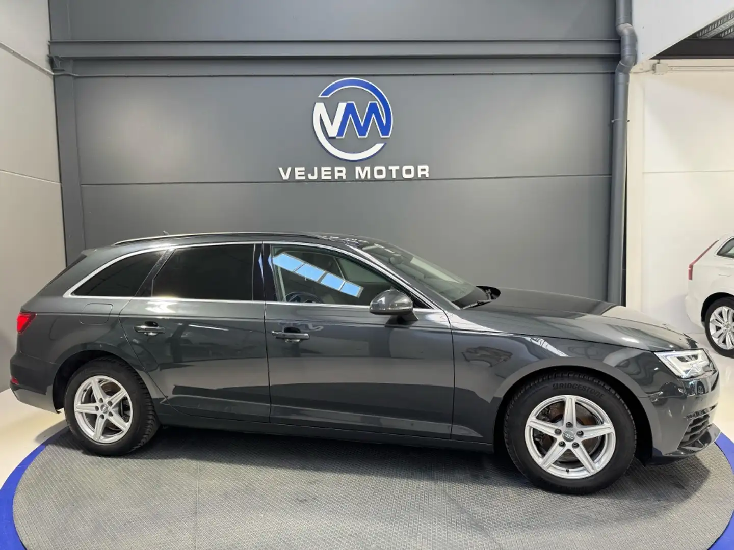 Audi A4 Avant 30 TDI Advanced S tronic 90kW Gris - 2