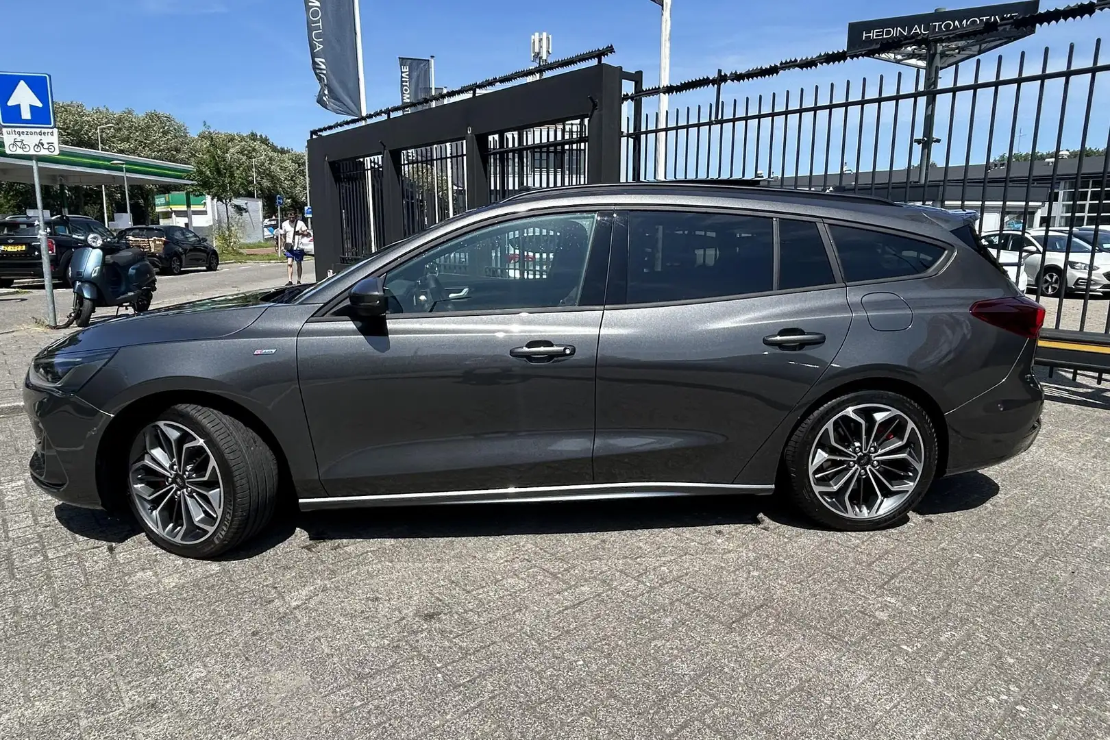 Ford Focus Wagon 1.0 EcoBoost Hybrid ST Line X | Panoramadak Grijs - 2