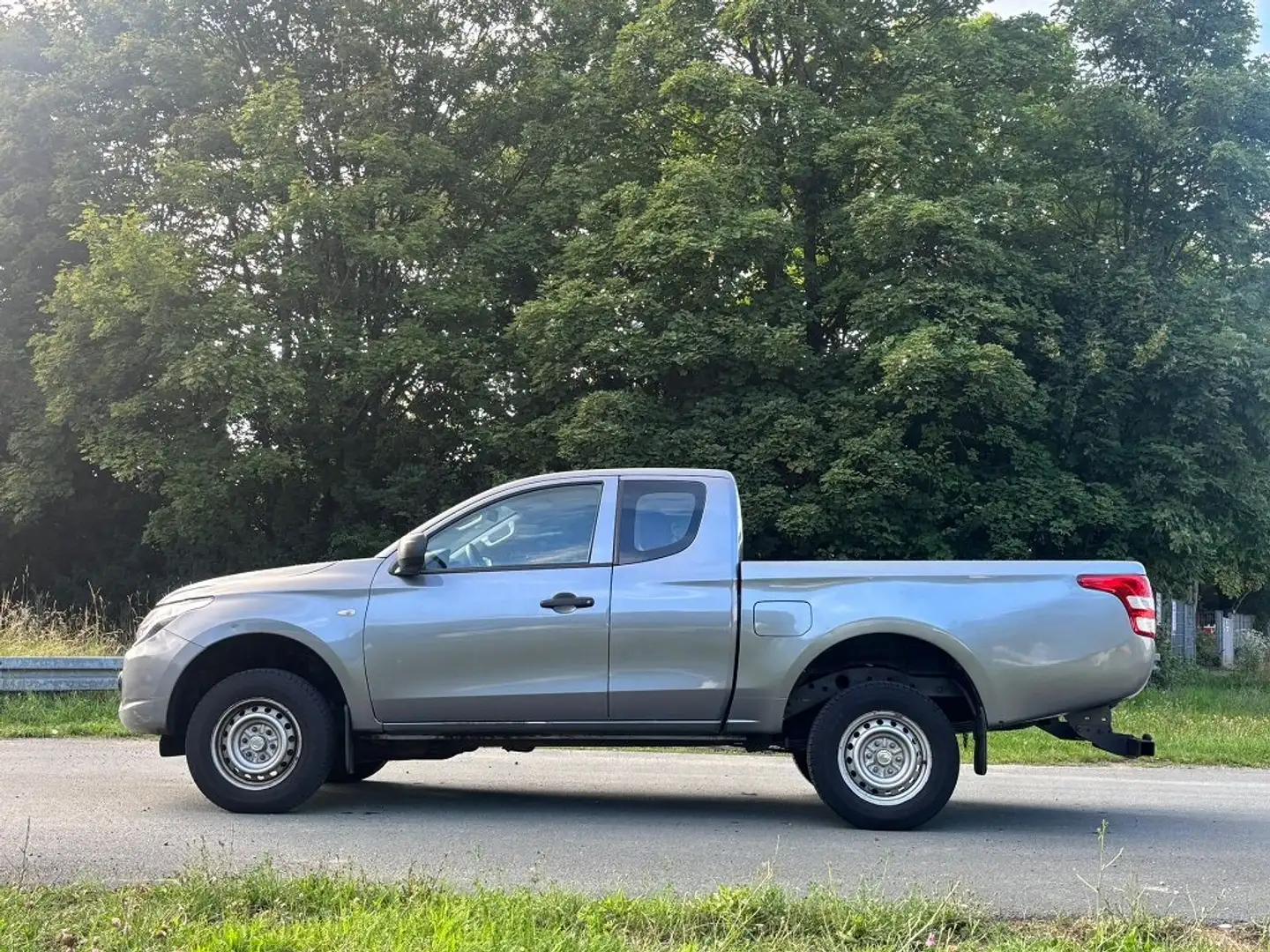 Mitsubishi L200 Clear TEC Basic Cab 4WD Klima AHK Šedá - 2