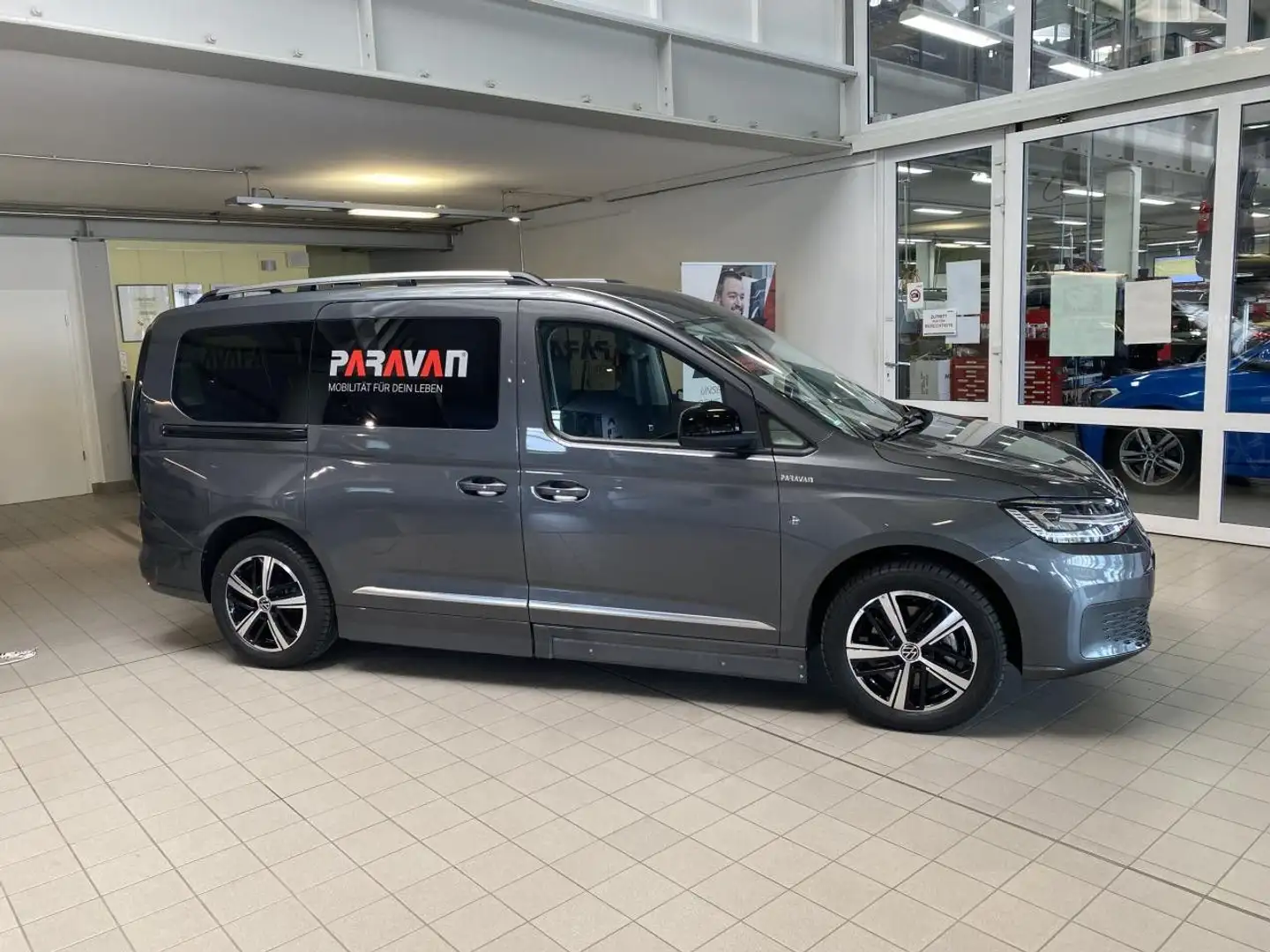 Volkswagen Caddy Cadd 5 Maxi Style inkl. Seiteneinstiegsumbau und S Grau - 2